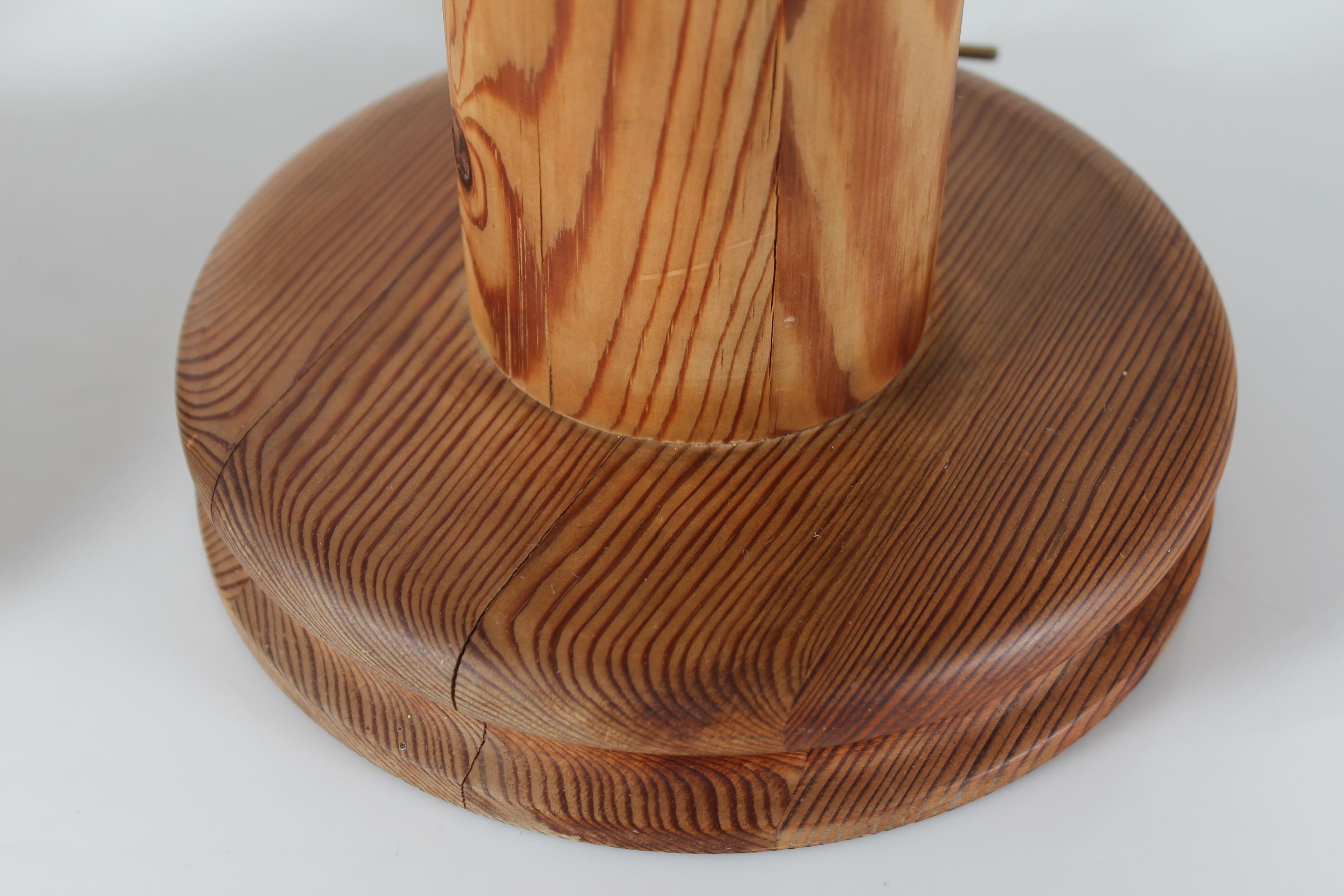 Suédois Pair of Tall Brutalist Uno Kristiansson Table Lamps of Pine by Luxus Sweden 1970 en vente