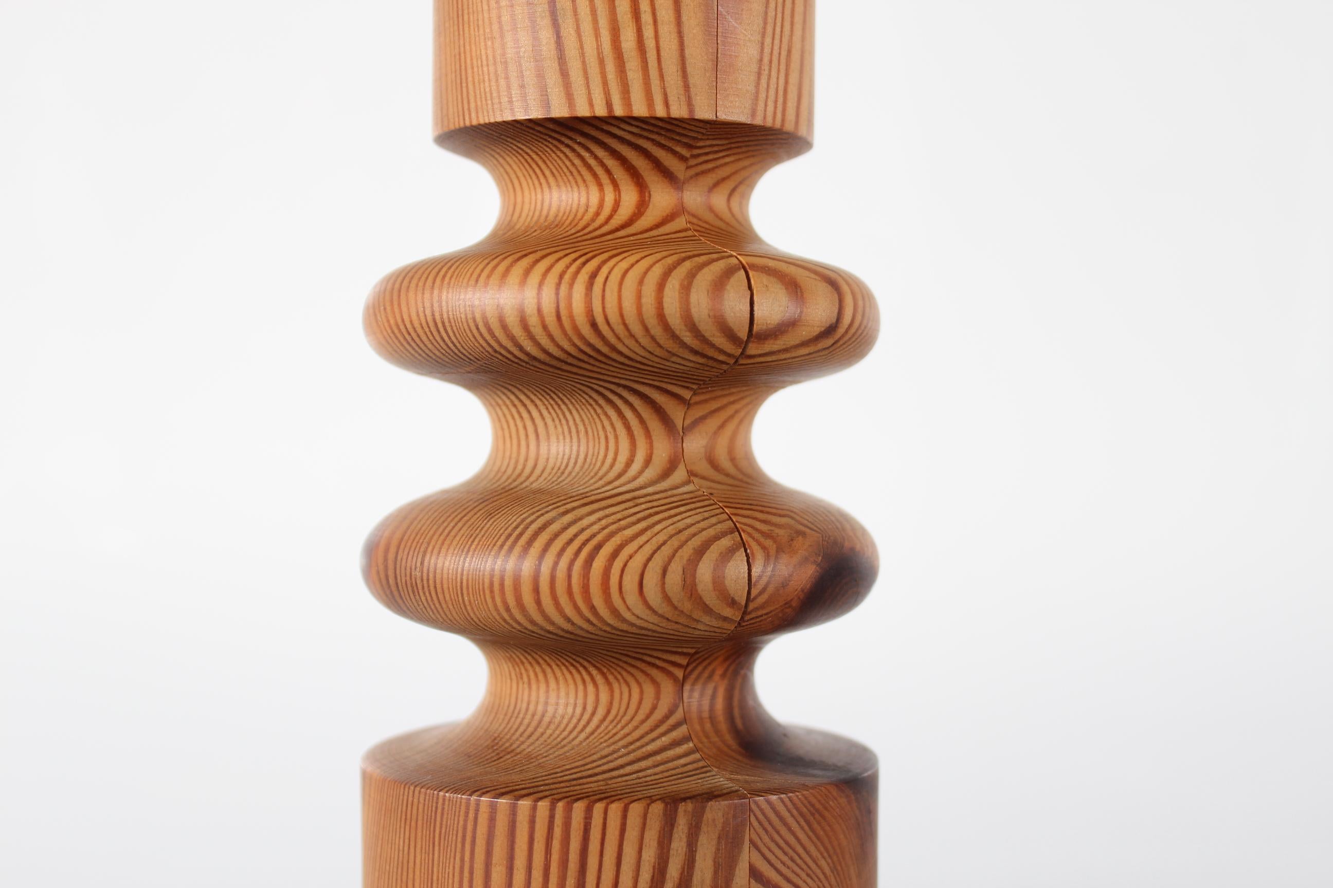 Travail du bois Pair of Tall Brutalist Uno Kristiansson Table Lamps of Pine by Luxus Sweden 1970 en vente