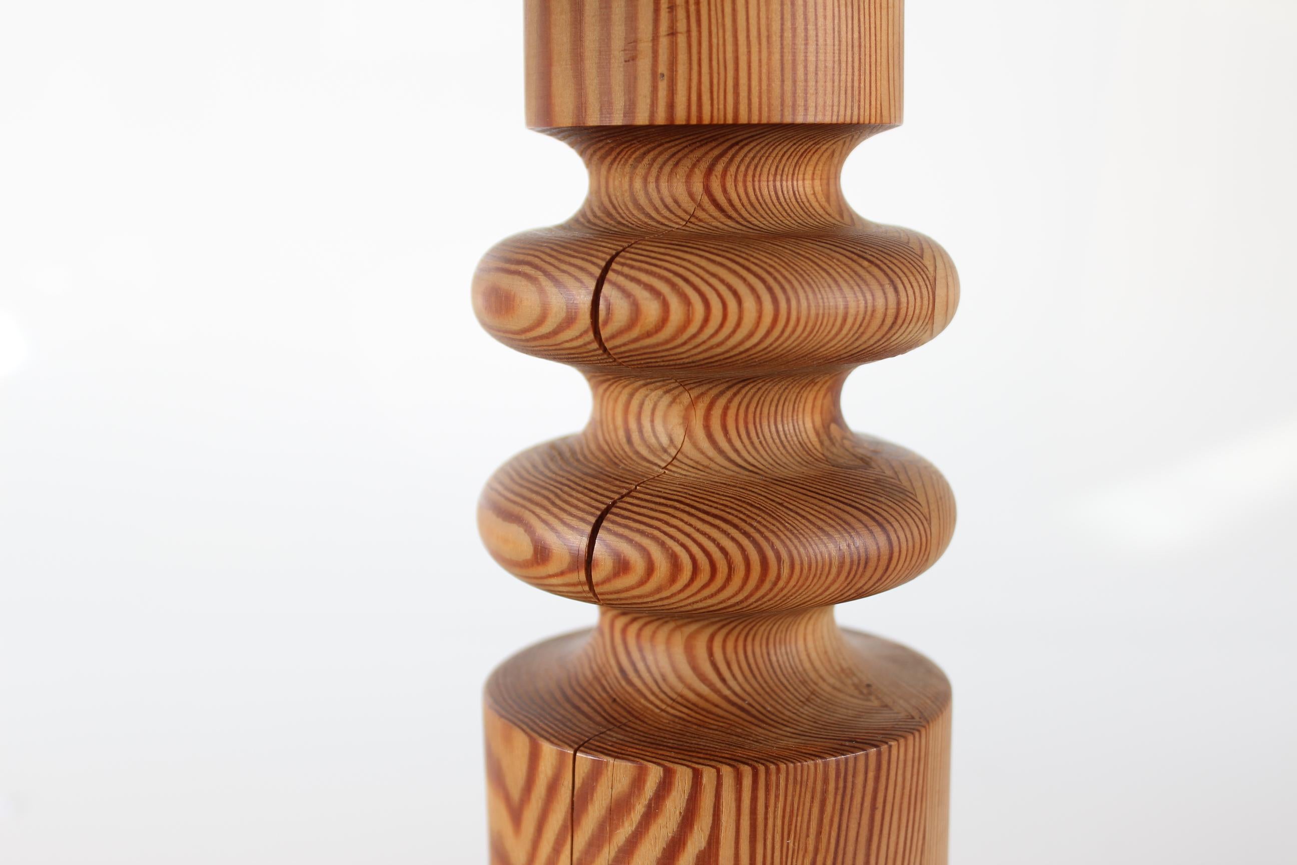 Pair of Tall Brutalist Uno Kristiansson Table Lamps of Pine by Luxus Sweden 1970 Bon état - En vente à Silkeborg, Silkeborg