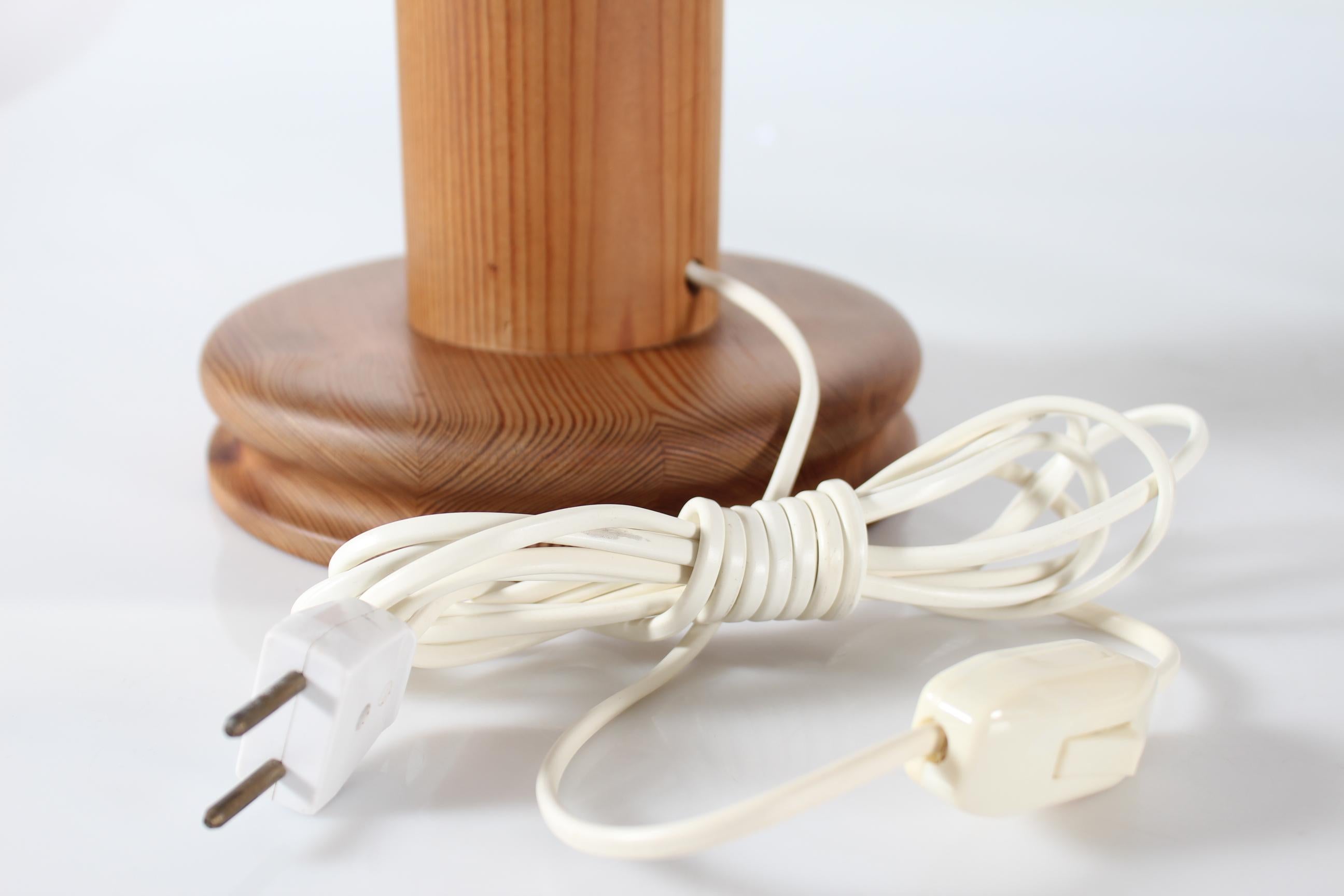 20ième siècle Pair of Tall Brutalist Uno Kristiansson Table Lamps of Pine by Luxus Sweden 1970 en vente