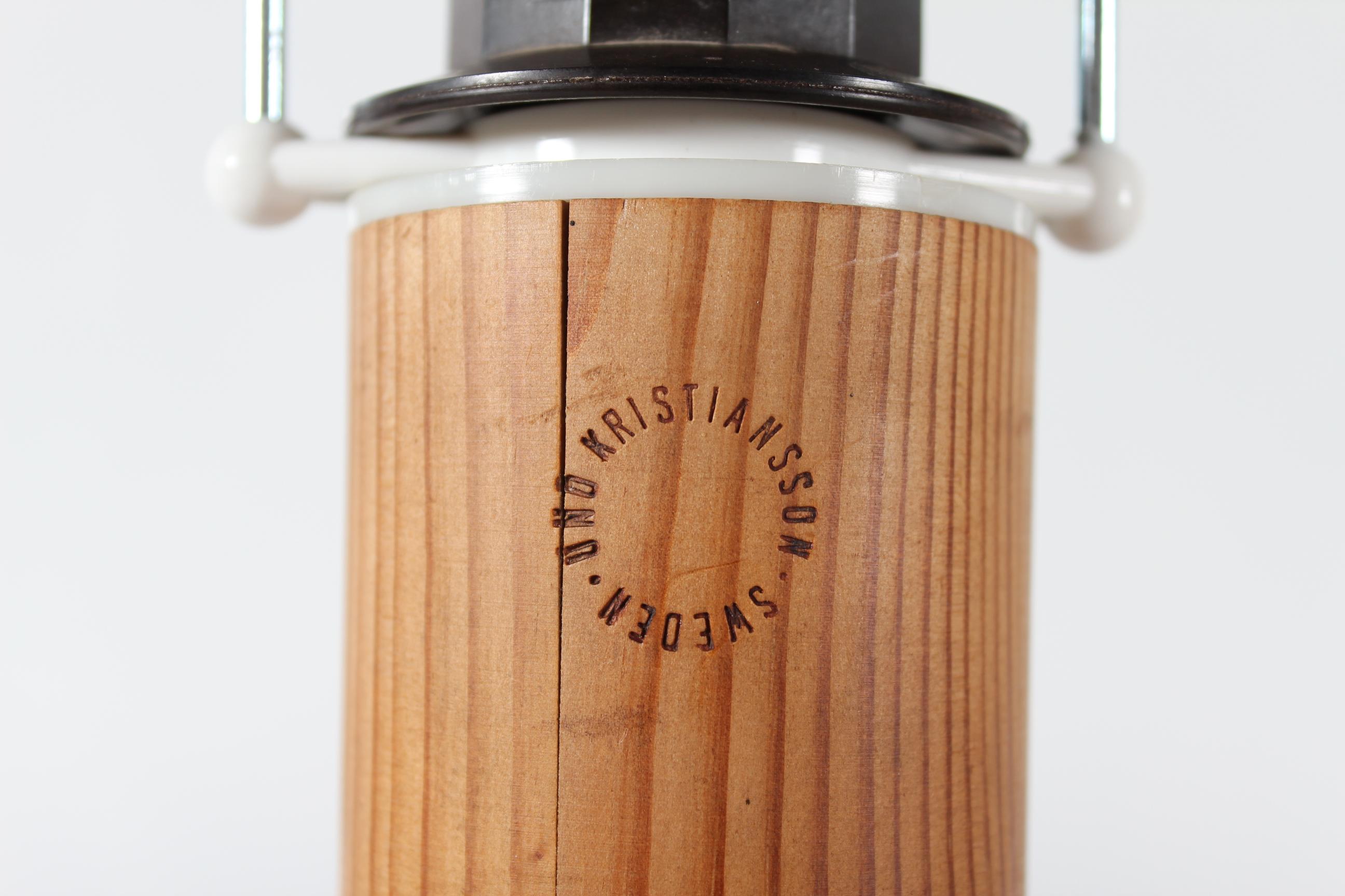 Métal Pair of Tall Brutalist Uno Kristiansson Table Lamps of Pine by Luxus Sweden 1970 en vente