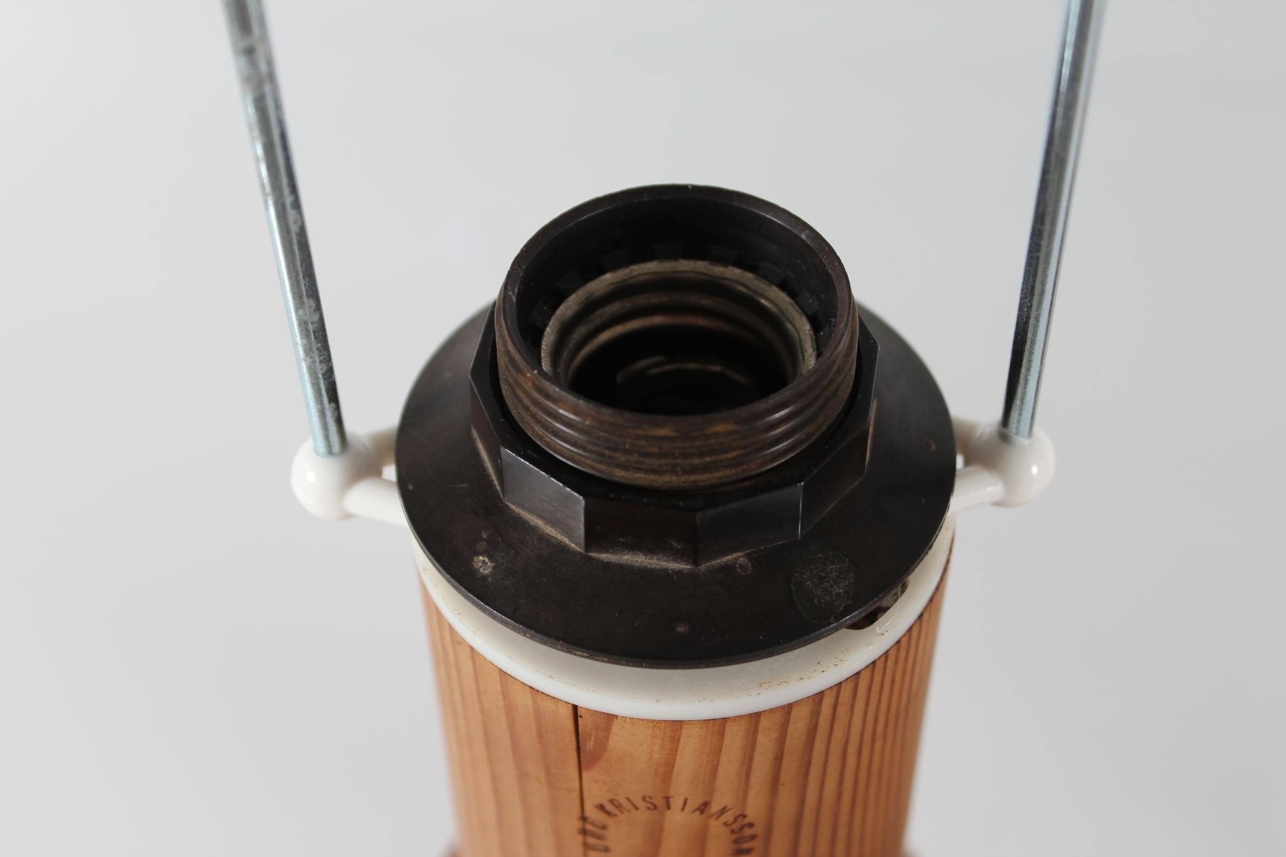 Pair of Tall Brutalist Uno Kristiansson Table Lamps of Pine by Luxus Sweden 1970 en vente 1