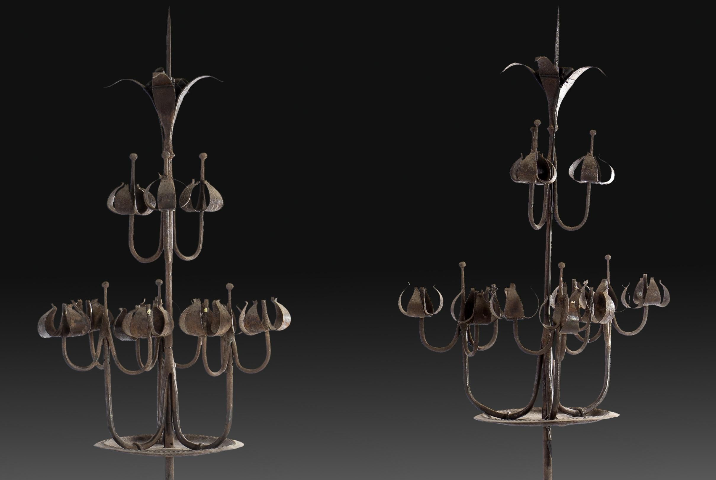 Pair of standing Gothic Revival candlesticks. Wrought iron Spain, 20th century.
Pair of wrought iron standing candelabra with a tripod as a base, an axis decorated with small discs and ending in a circular plate, and an upper part made up of three