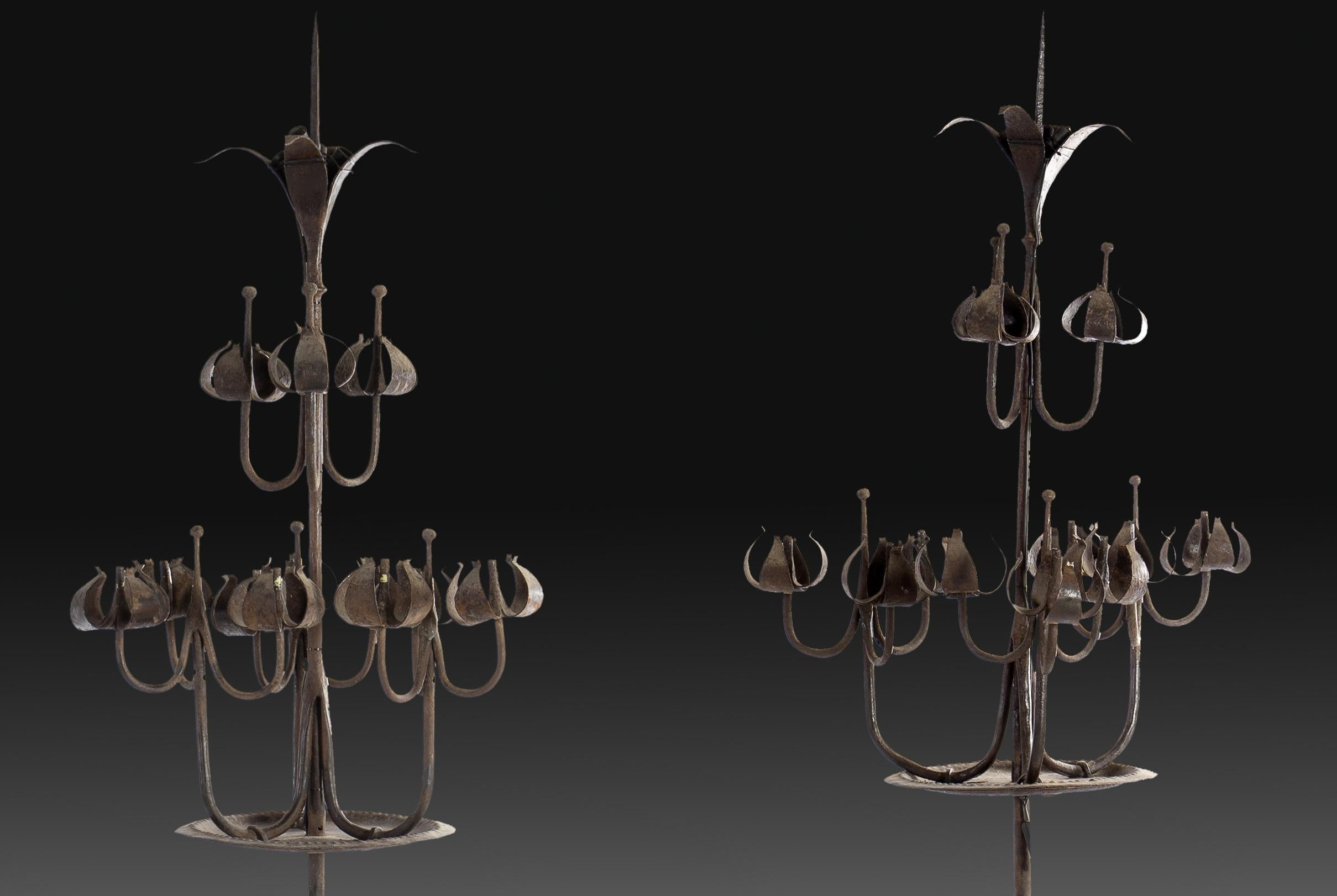 Coppia di candelabri gotici in piedi. Ferro battuto Spagna, XX secolo.
Coppia di candelabri da terra in ferro battuto con un treppiede come base, un asse decorato con piccoli dischi e che termina in una piastra circolare, e una parte superiore