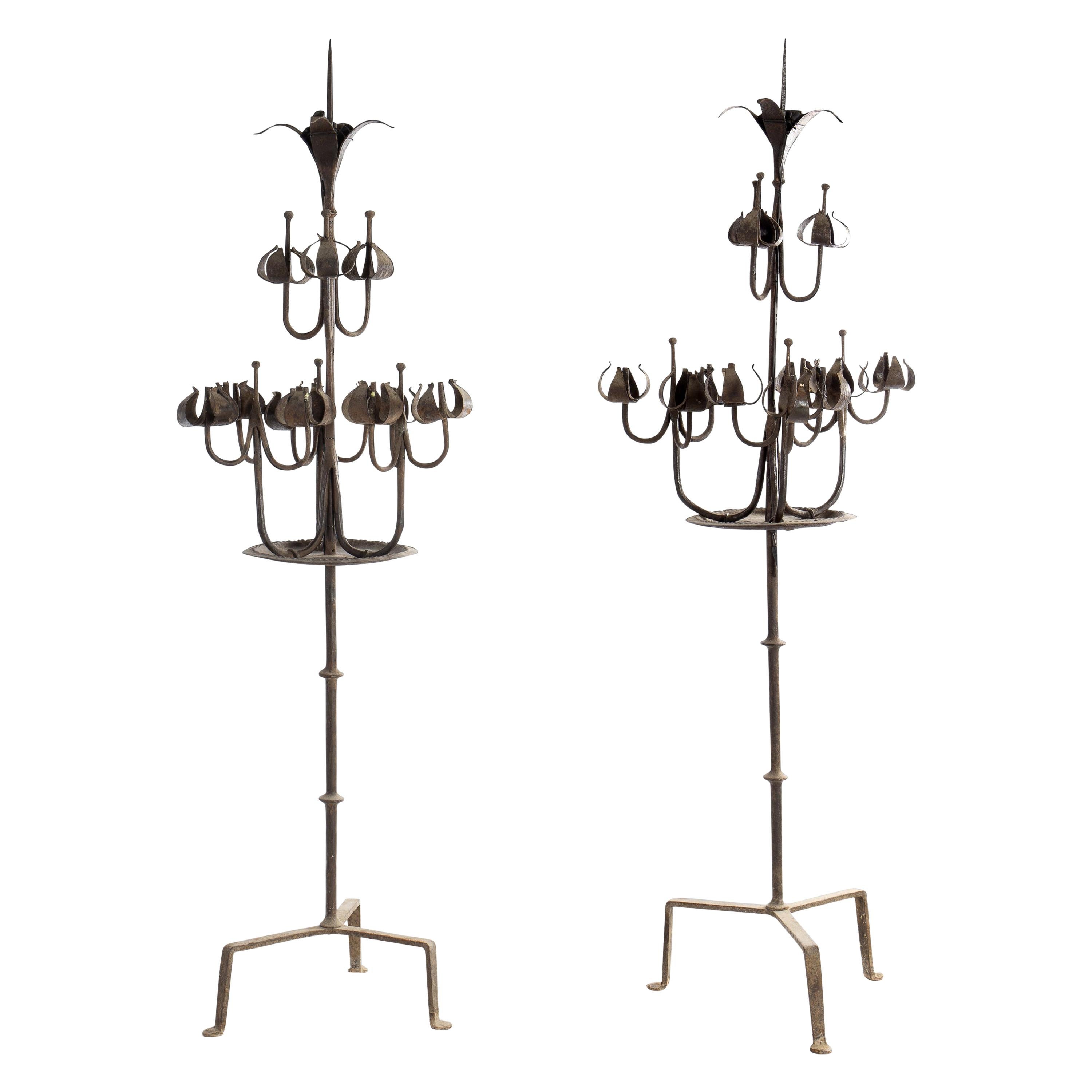 Coppia di candelabri alti O Candelabro, stile neogotico, ferro battuto, Spagna