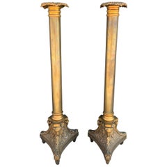 Pareja de candelabros altos de bronce firmados A.K.