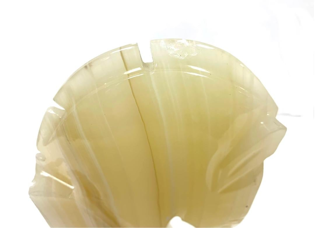 Coppia di reggilibri alti in alabastro intagliato in stile Art Deco con testa di cavallo in vendita 5