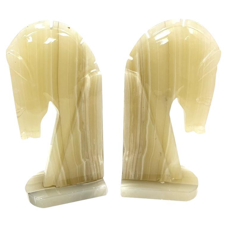 Mid-Century moderno Coppia di reggilibri alti in alabastro intagliato in stile Art Deco con testa di cavallo in vendita