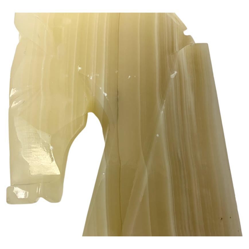 Intagliato Coppia di reggilibri alti in alabastro intagliato in stile Art Deco con testa di cavallo in vendita