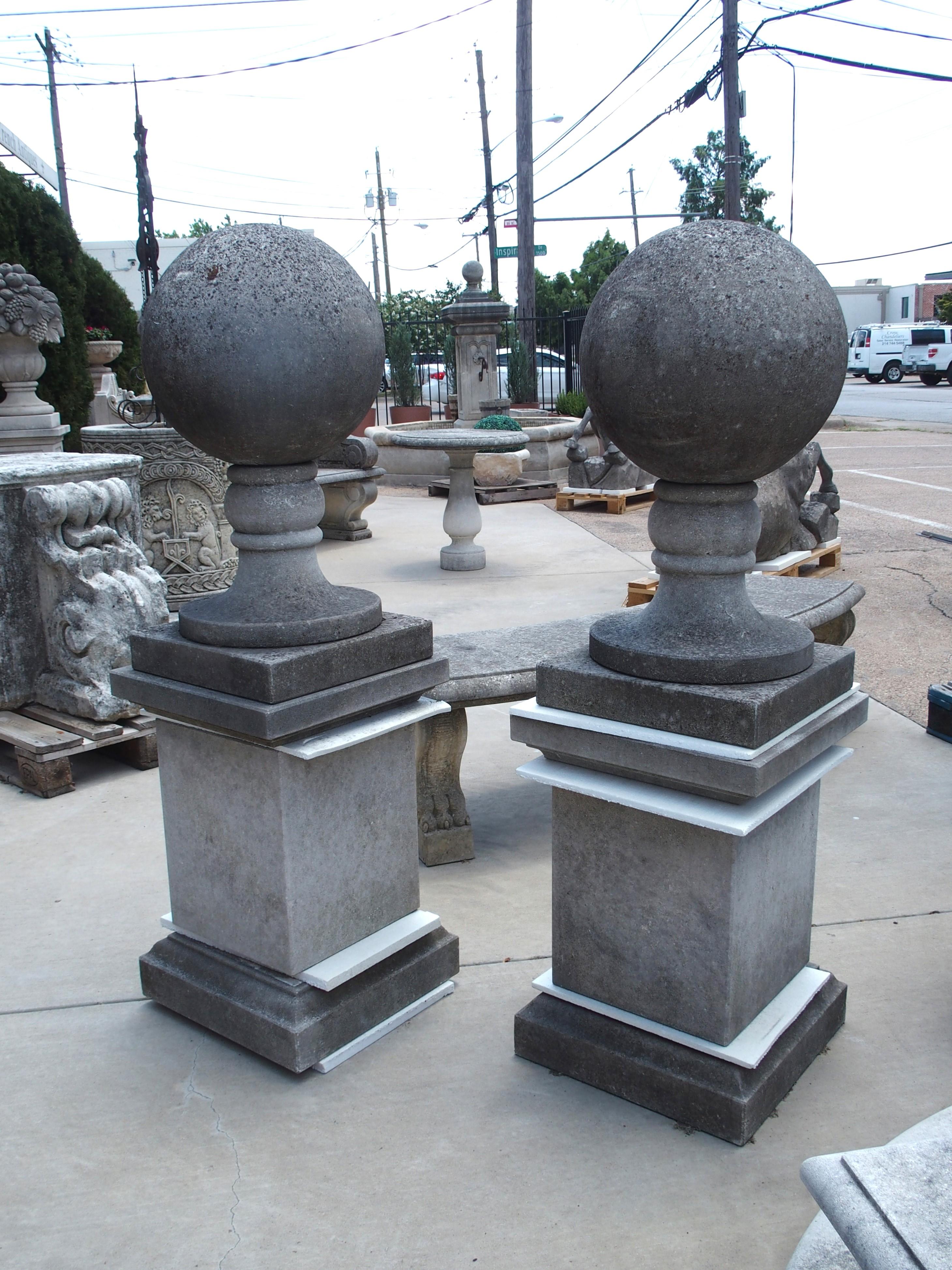 Paire de grands fleurons italiens sculptés en pierre calcaire sur piédestal en vente 4