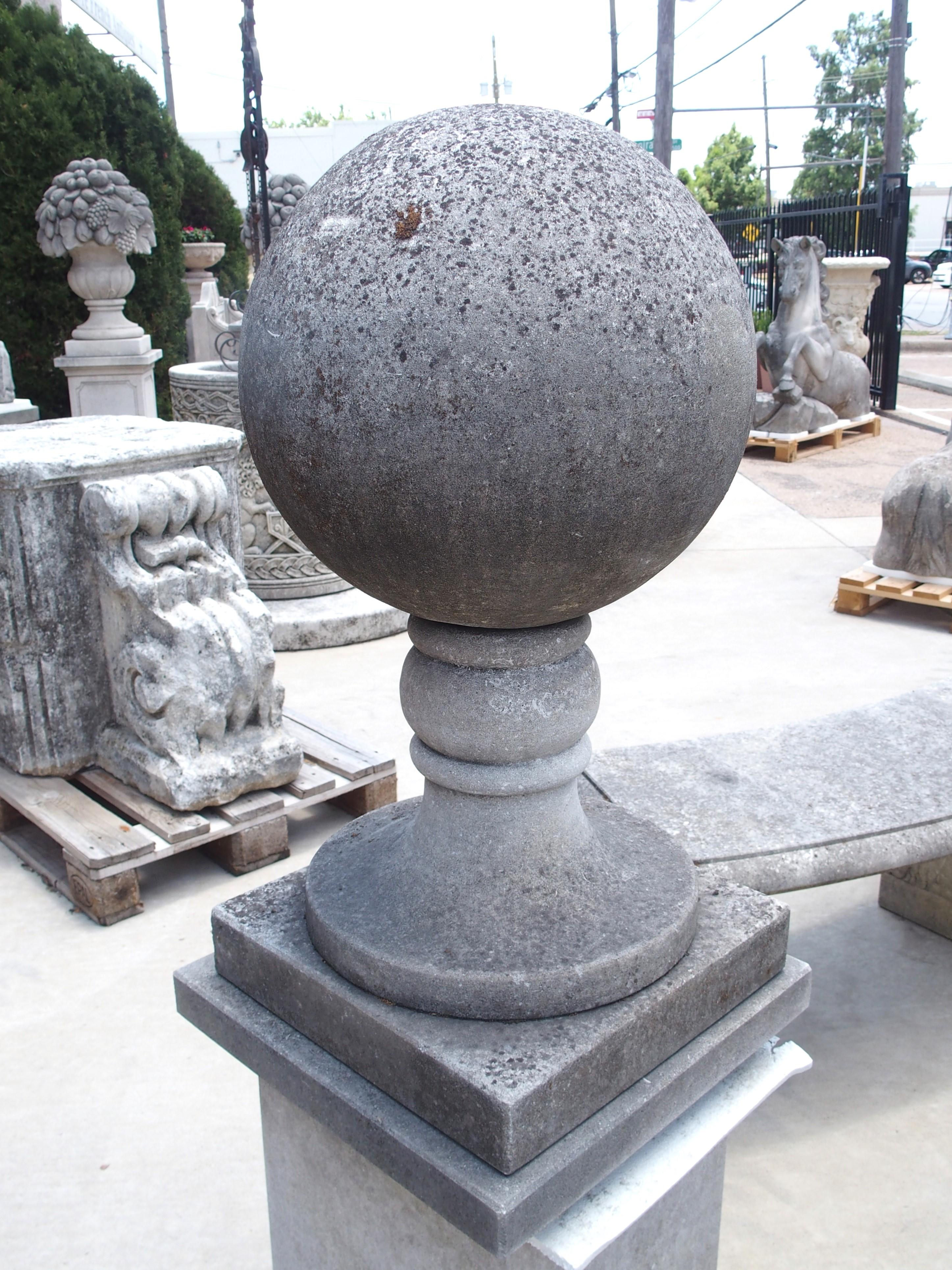 Paire de grands fleurons italiens sculptés en pierre calcaire sur piédestal en vente 5