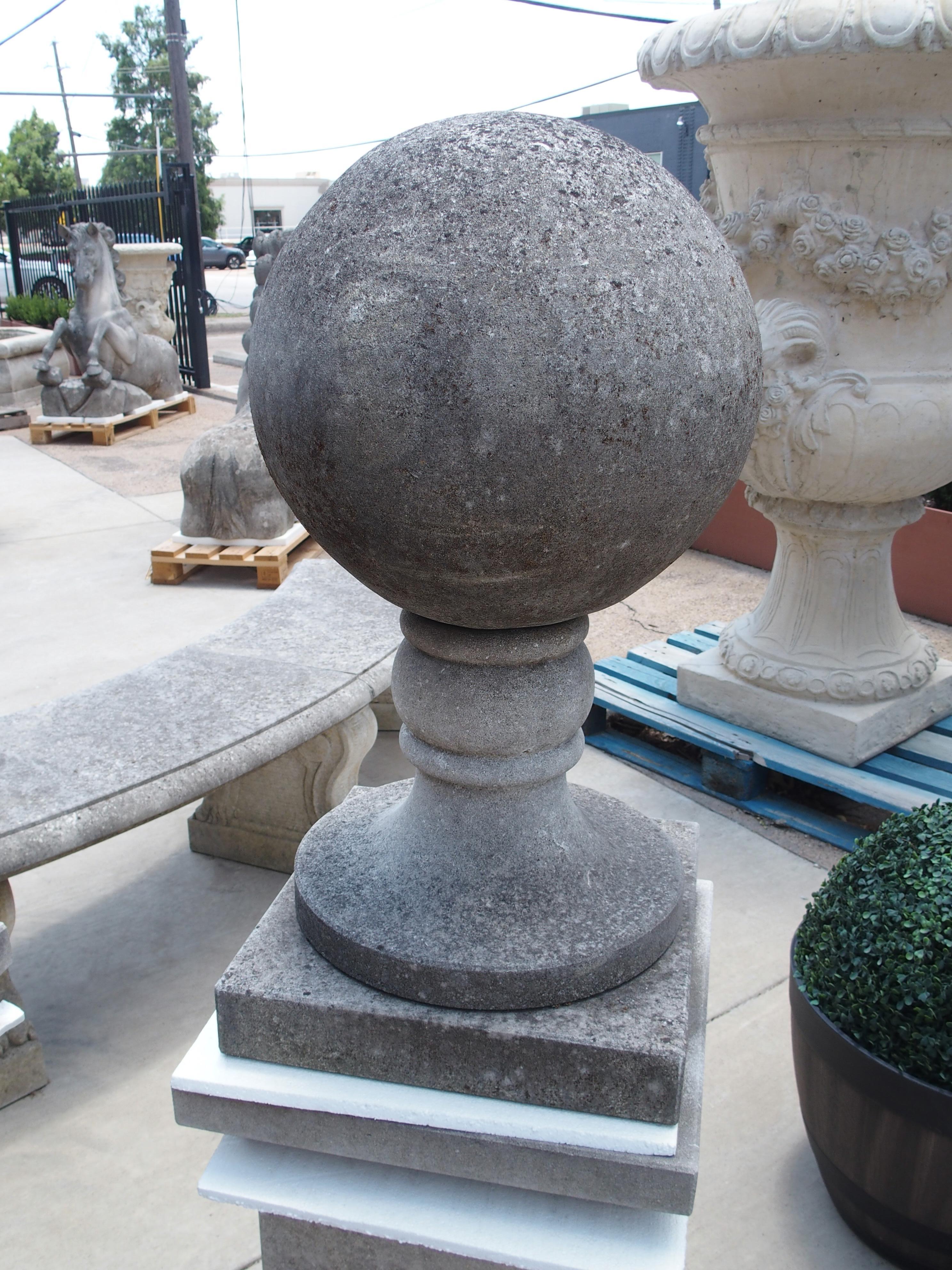 Paire de grands fleurons italiens sculptés en pierre calcaire sur piédestal en vente 6