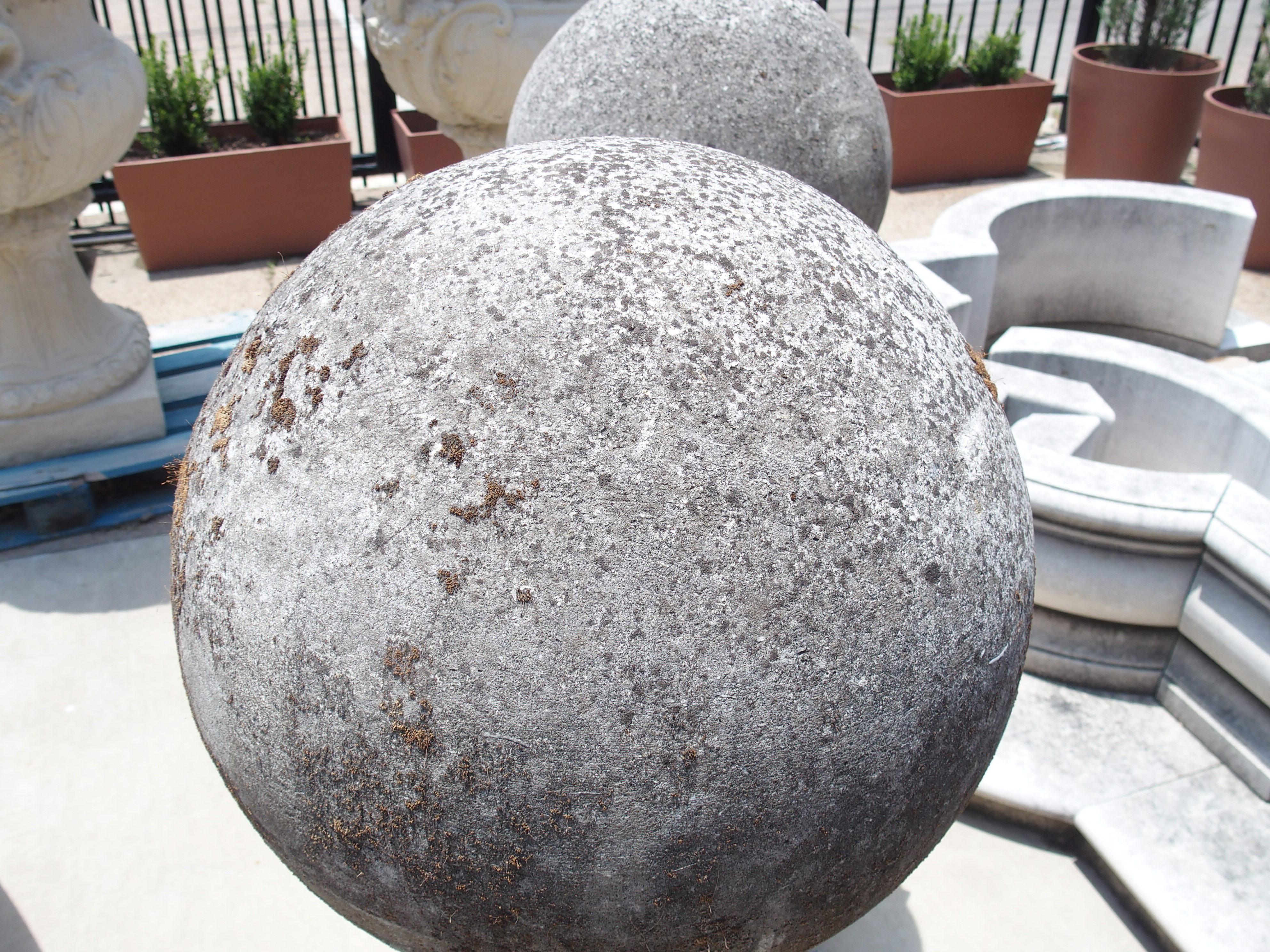 Paire de grands fleurons italiens sculptés en pierre calcaire sur piédestal en vente 8