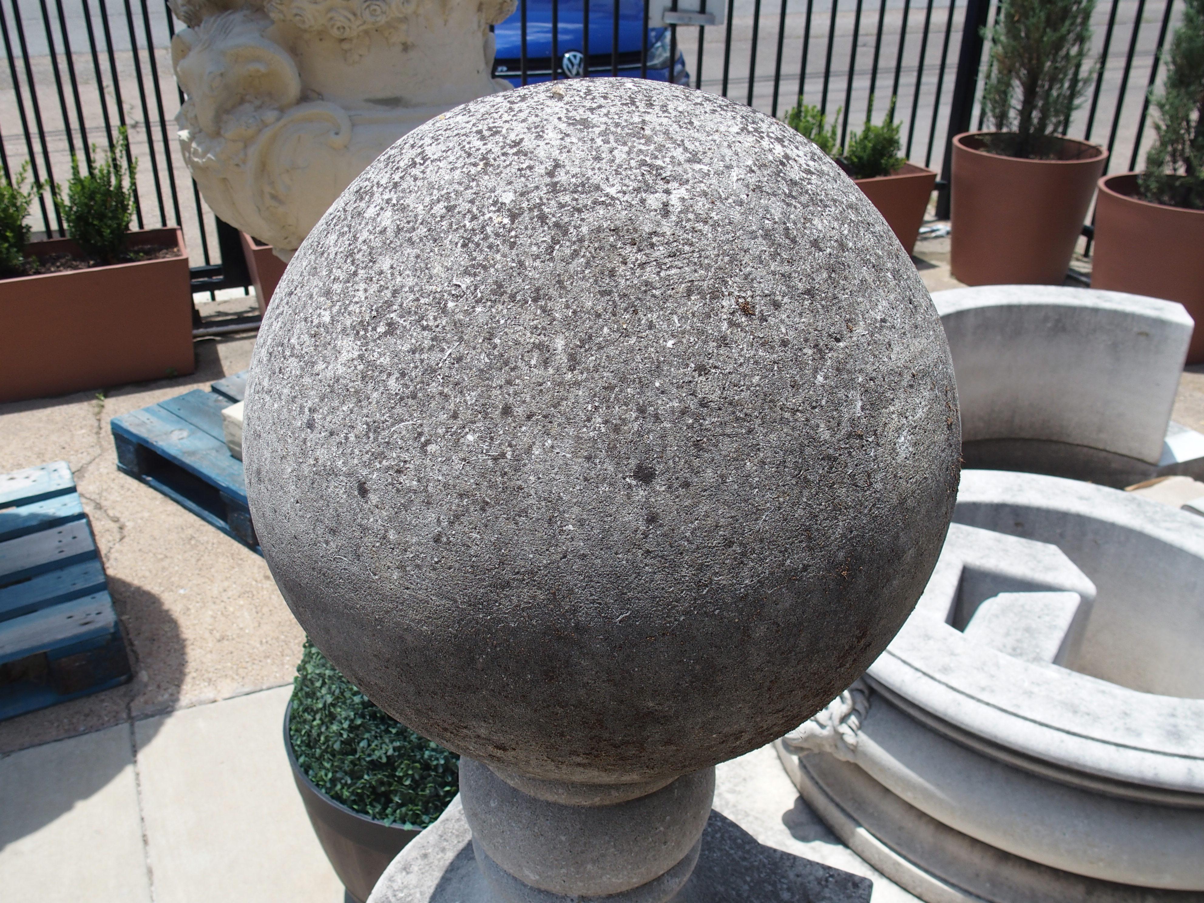 Paire de grands fleurons italiens sculptés en pierre calcaire sur piédestal en vente 9