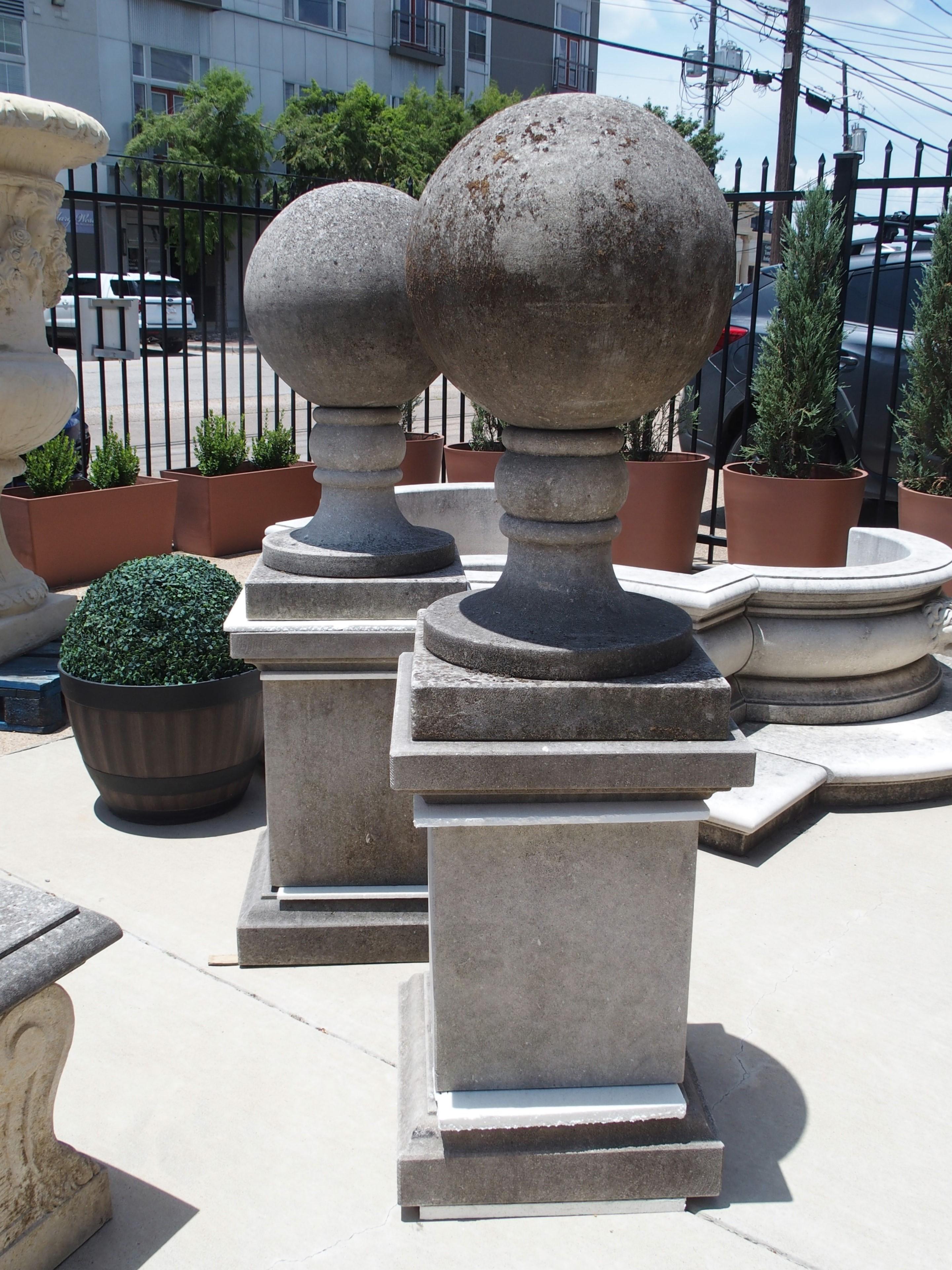 Paire de grands fleurons italiens sculptés en pierre calcaire sur piédestal en vente 10