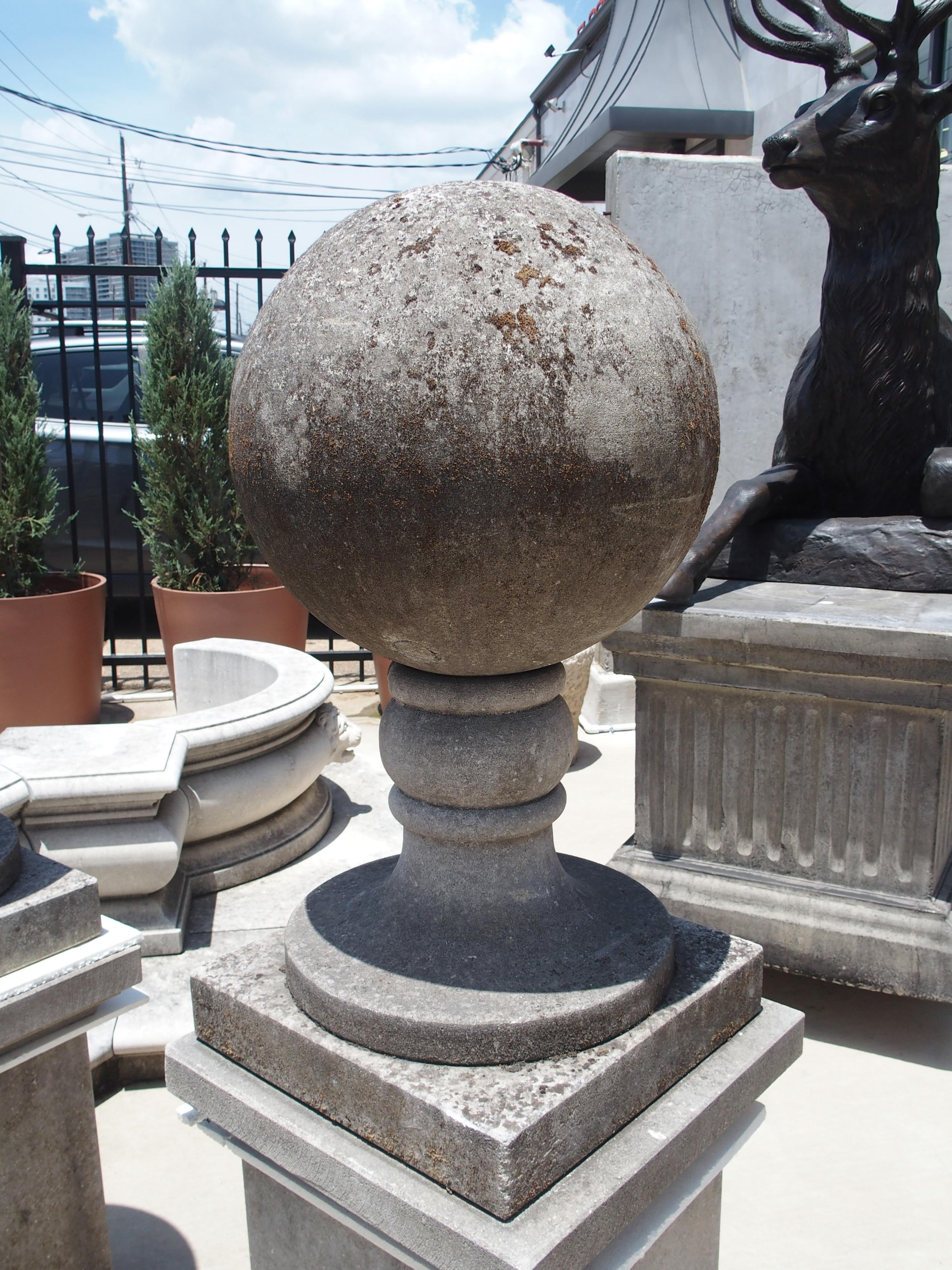 Sculpté à la main Paire de grands fleurons italiens sculptés en pierre calcaire sur piédestal en vente