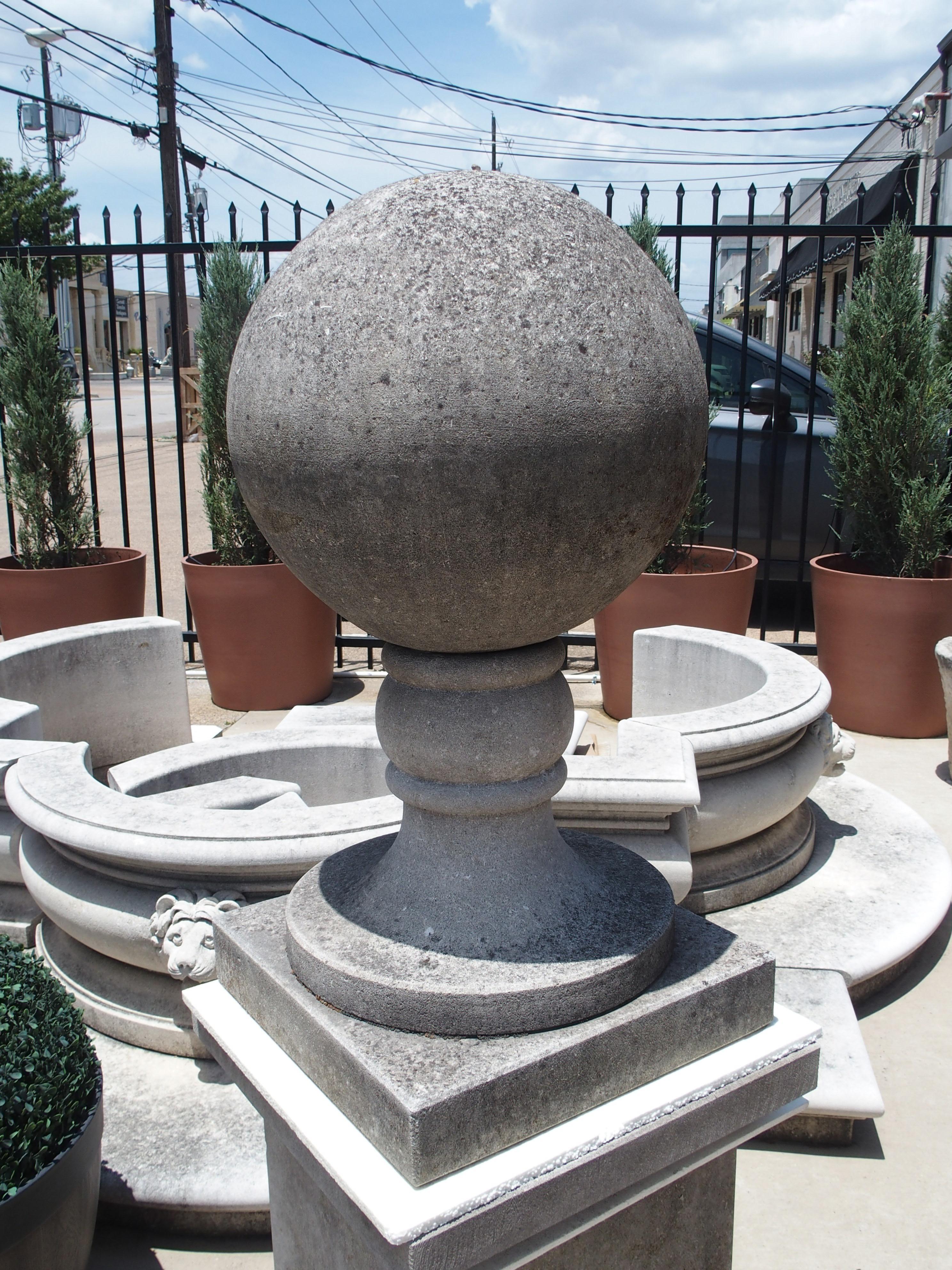 Paire de grands fleurons italiens sculptés en pierre calcaire sur piédestal Bon état - En vente à Dallas, TX