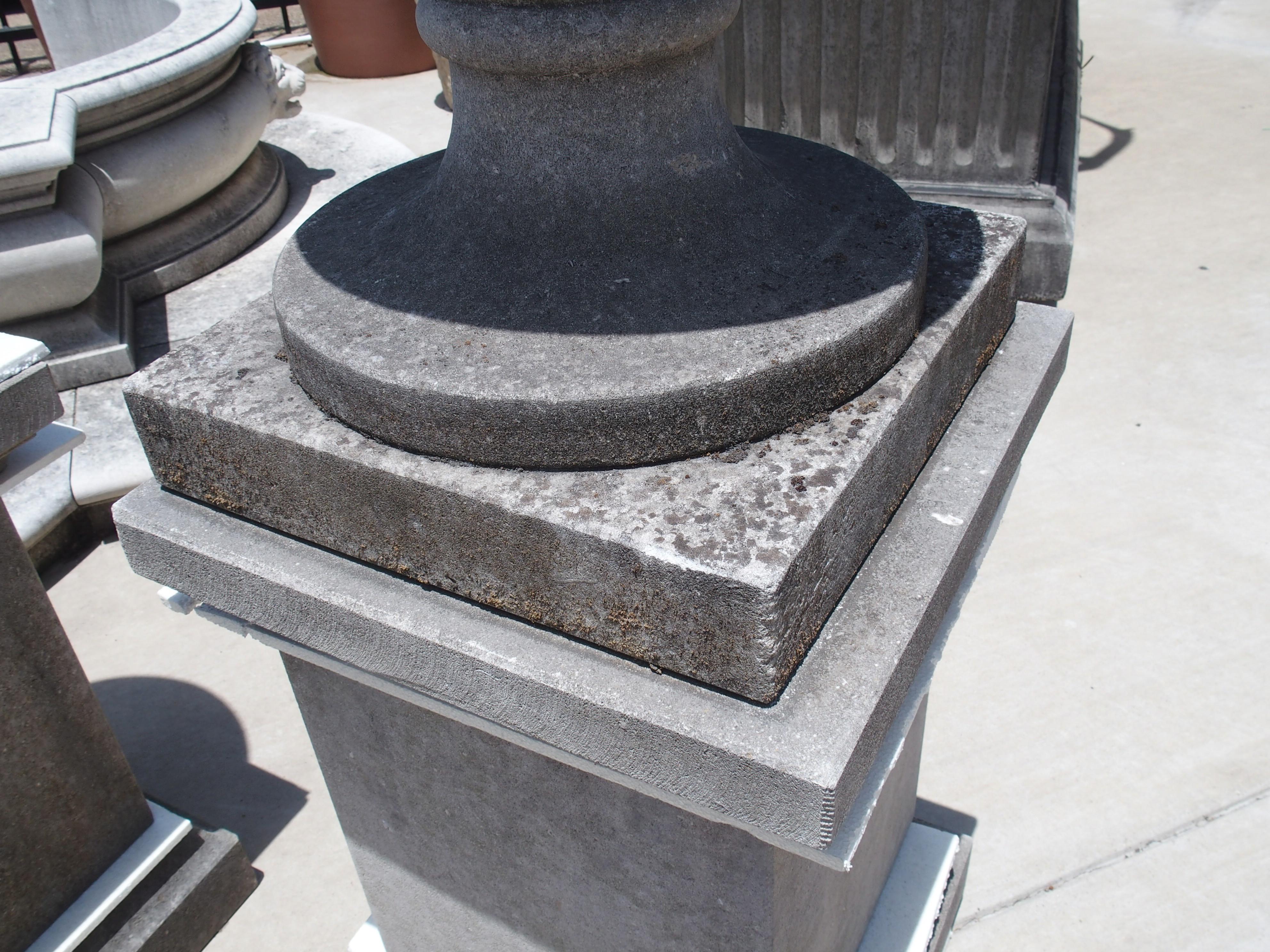 XXIe siècle et contemporain Paire de grands fleurons italiens sculptés en pierre calcaire sur piédestal en vente