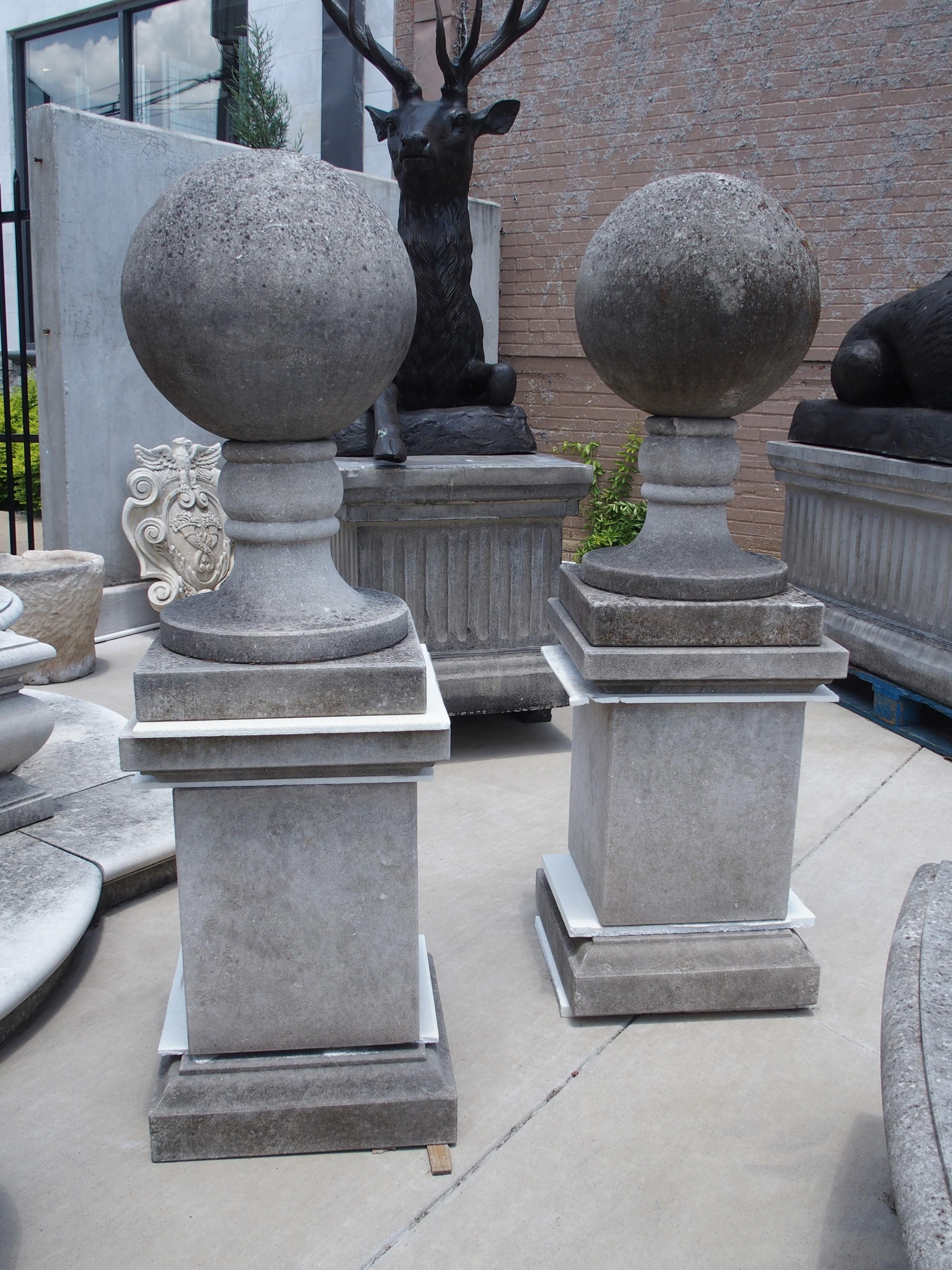 Pierre Paire de grands fleurons italiens sculptés en pierre calcaire sur piédestal en vente