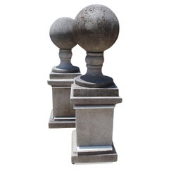 Paire de grands fleurons italiens sculptés en pierre calcaire sur piédestal