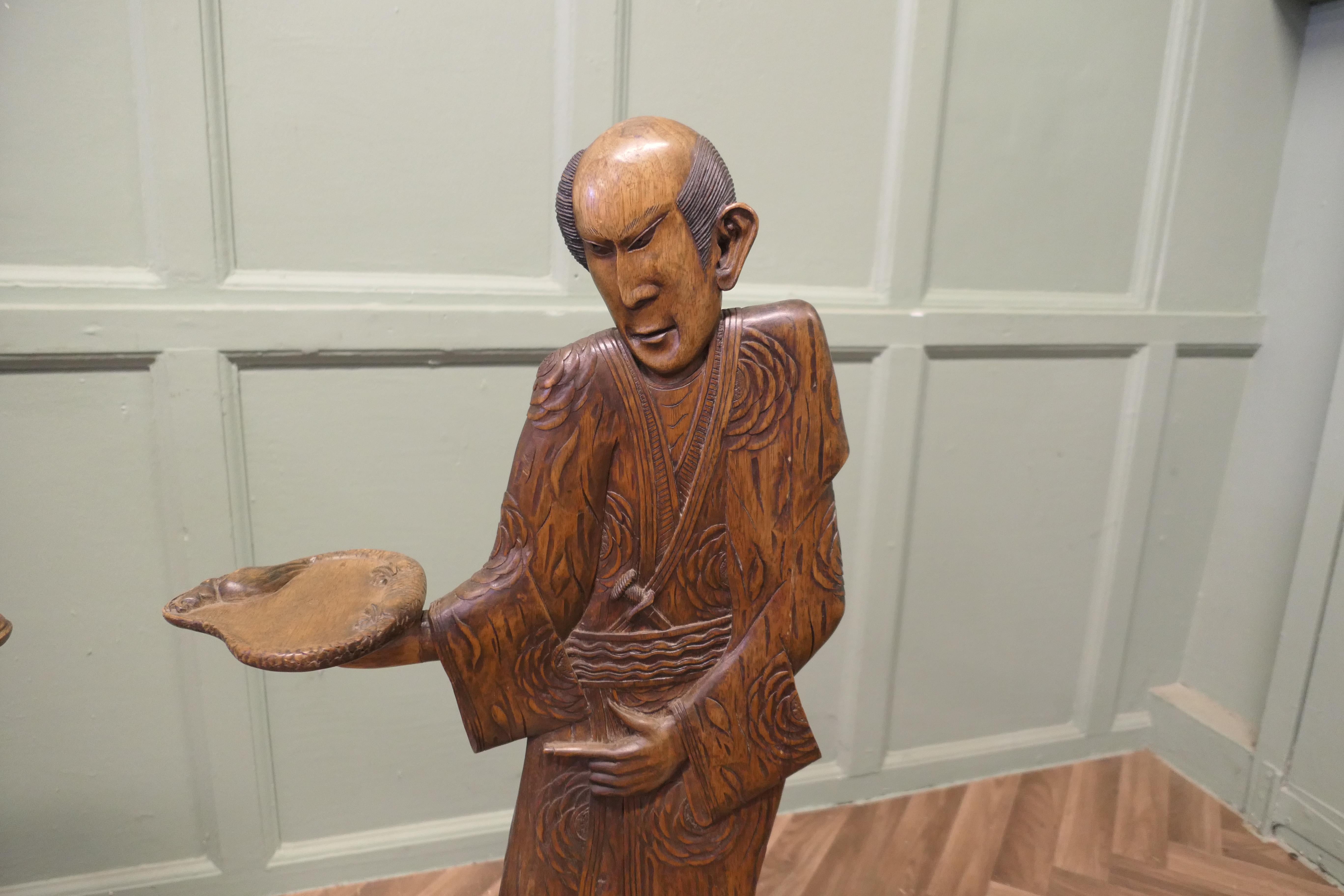 Pair of Tall Carved Japanese Figures, Dumb Waiters or Card Butler Greeters In Good Condition For Sale In Godshill, Isle of Wight