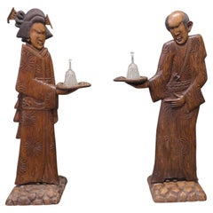 Paire de grandes figurines japonaises sculptées, serveurs muets ou greffiers à la carte