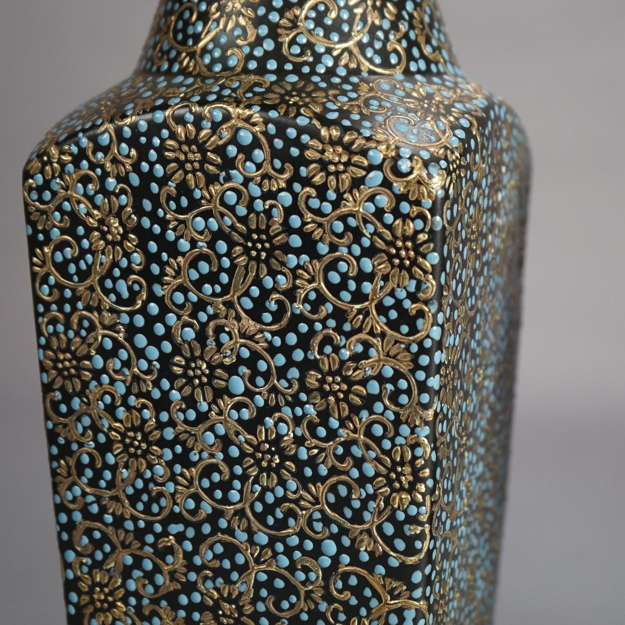 Paire de grands vases chinois en porcelaine à décor floral doré, estampillés  20e siècle

Mesures - 14,5 