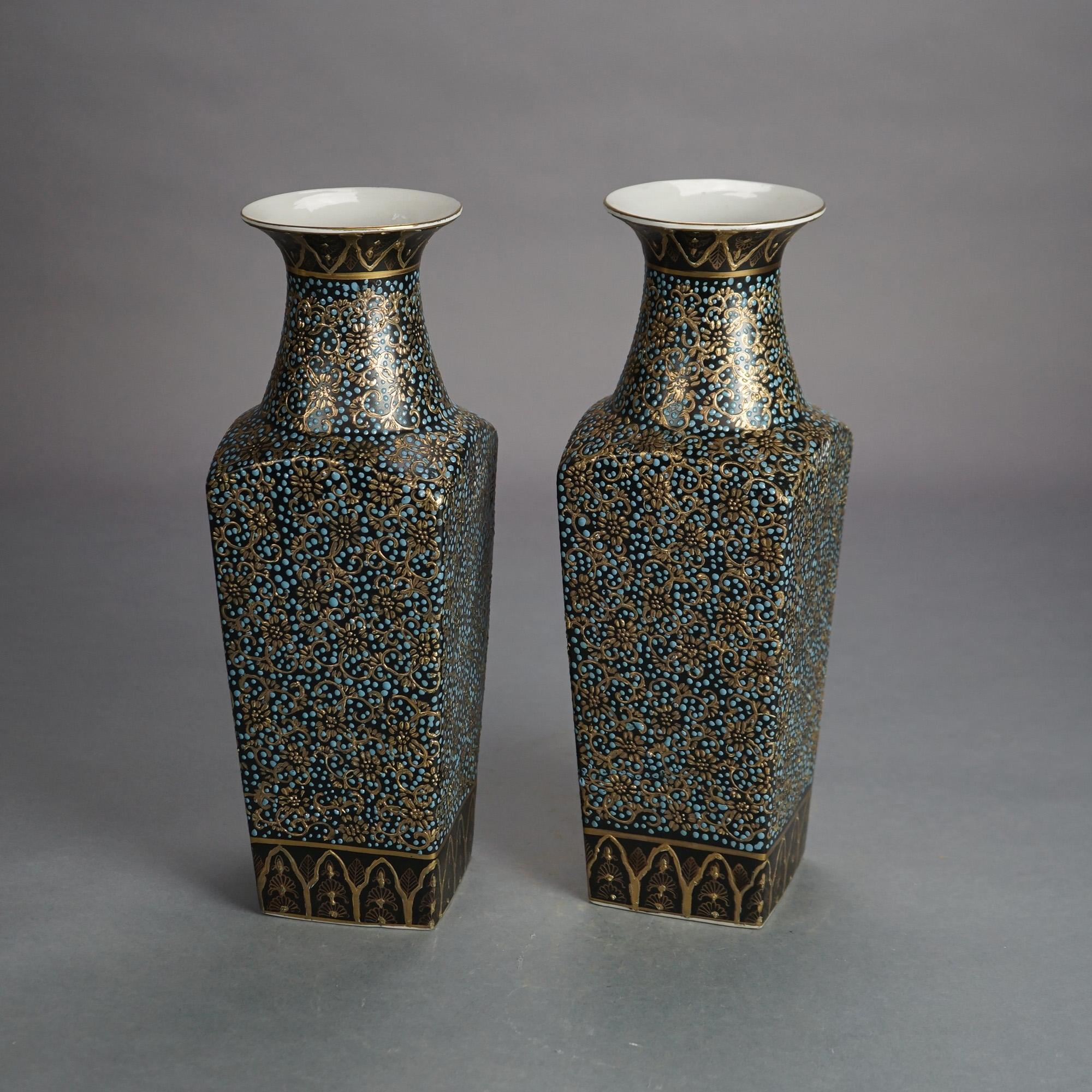 Paire de grands vases chinois en porcelaine à décor floral doré, estampillés  20e siècle Bon état - En vente à Big Flats, NY