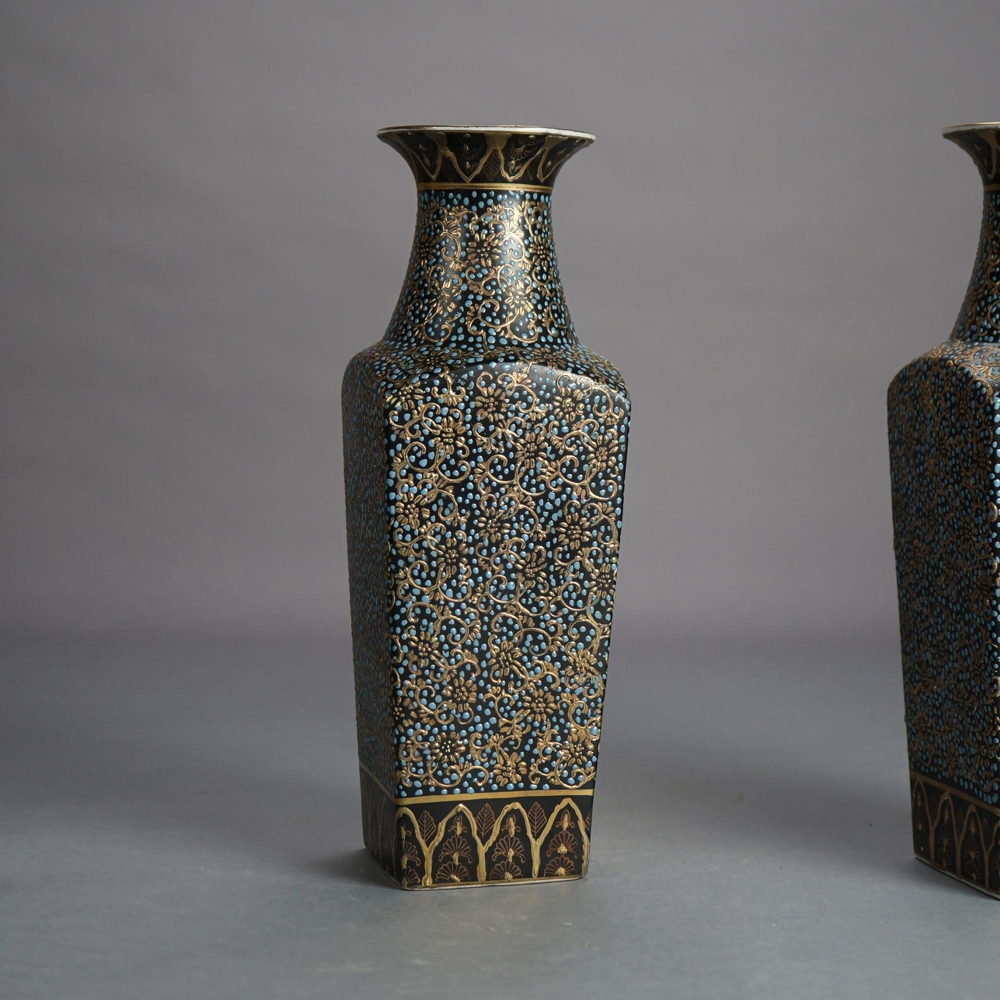 Porcelaine Paire de grands vases chinois en porcelaine à décor floral doré, estampillés  20e siècle en vente