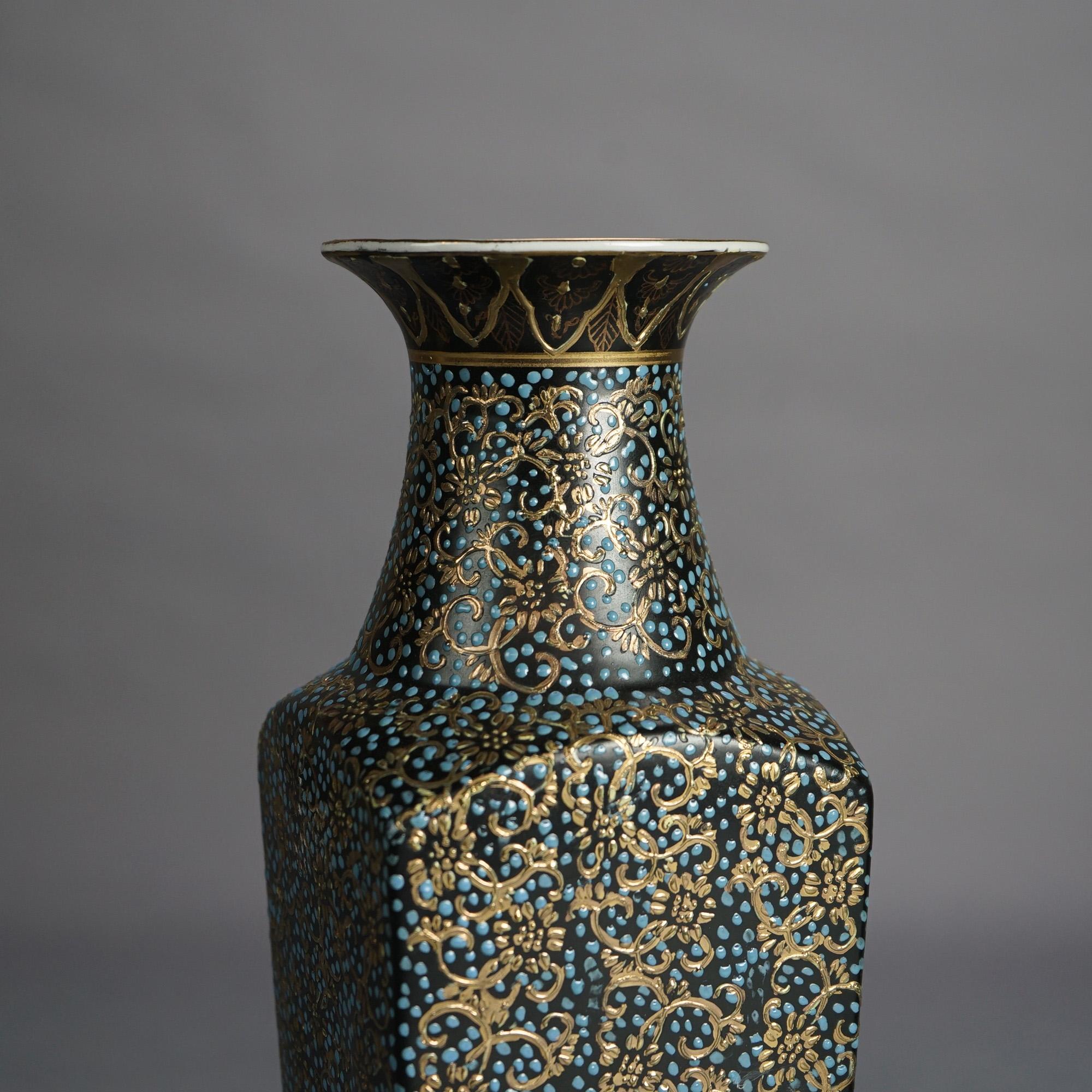 Paire de grands vases chinois en porcelaine à décor floral doré, estampillés  20e siècle en vente 1