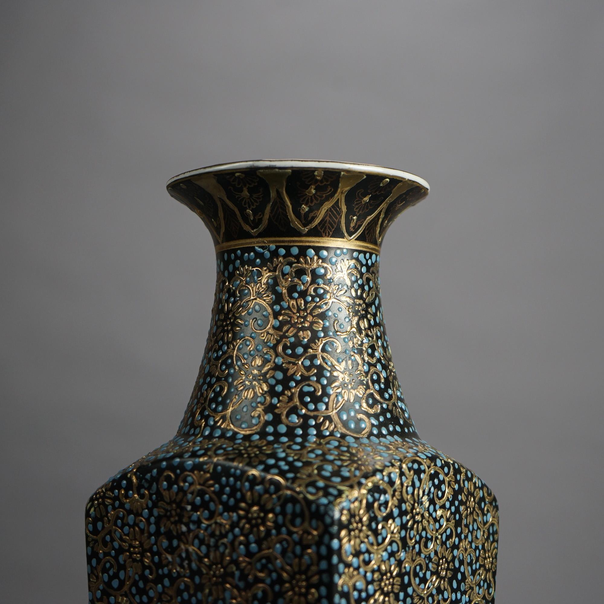 Paire de grands vases chinois en porcelaine à décor floral doré, estampillés  20e siècle en vente 2
