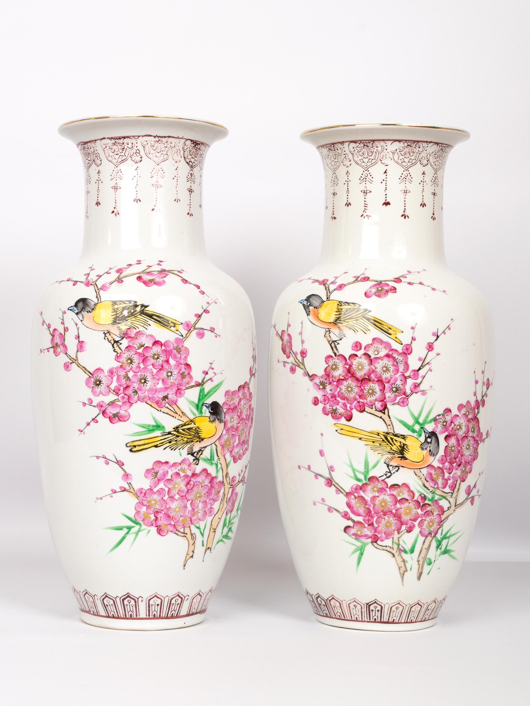 Paar hohe chinesische Famille Rose 'Birds And Blossom' Baluster Porzellanvasen,
Mit einer Siegelmarke am Sockel
Mitte des 20. Jahrhunderts
In sehr gutem Zustand, keine Risse oder Chips.