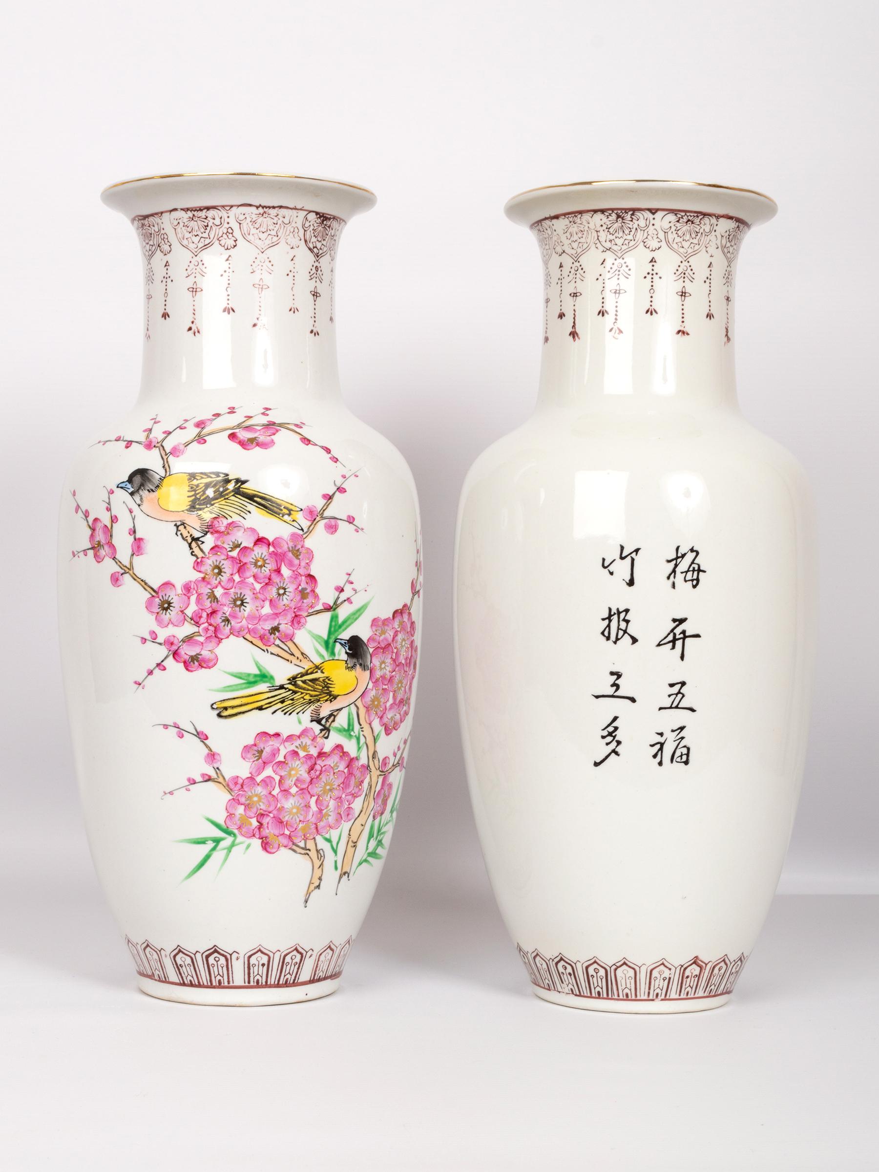 Chinois Paire de grands vases balustres en porcelaine Famille Rose  Birds & Blossom  de Chine en vente