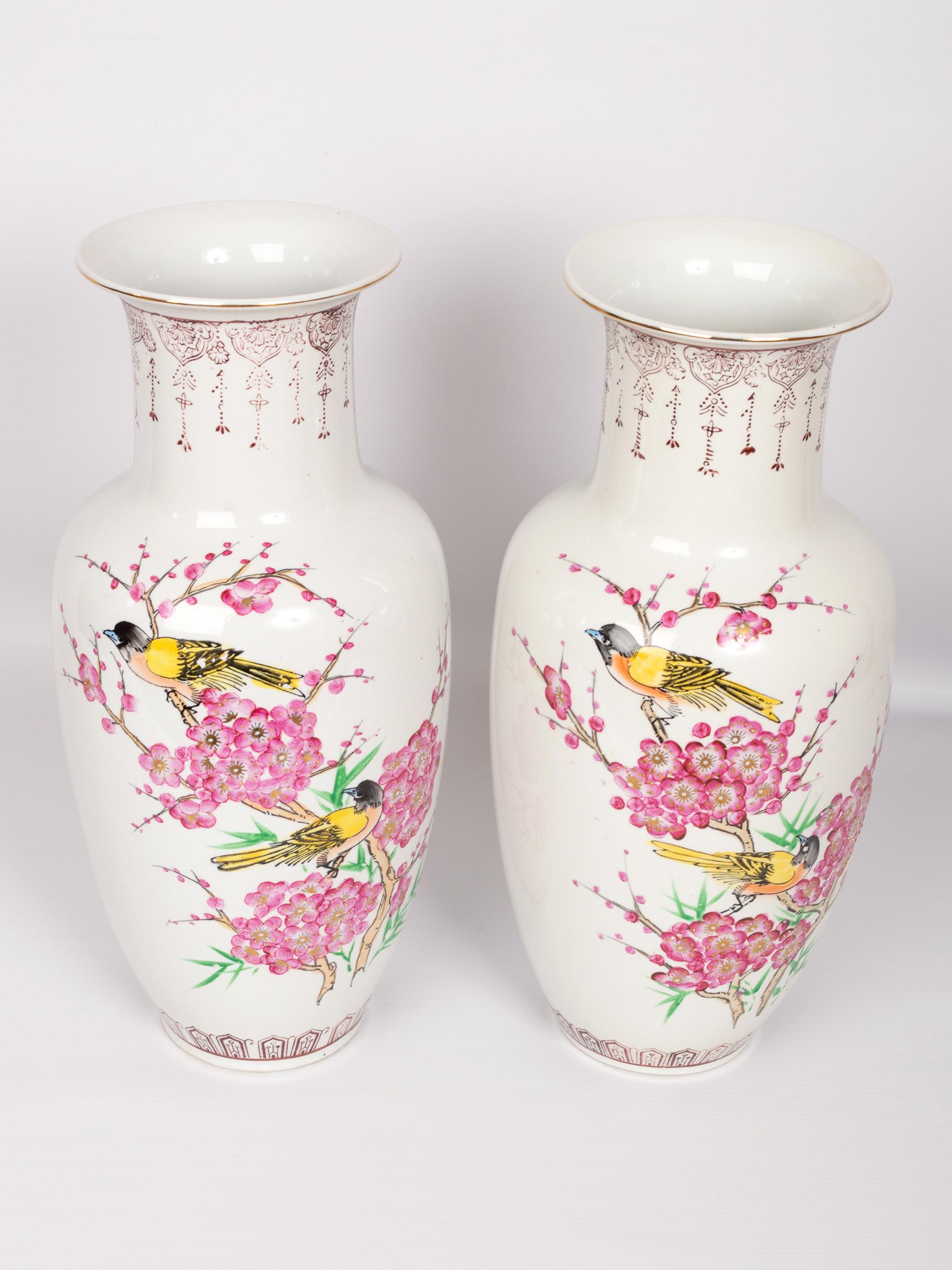 Paire de grands vases balustres en porcelaine Famille Rose  Birds & Blossom  de Chine Bon état - En vente à London, GB