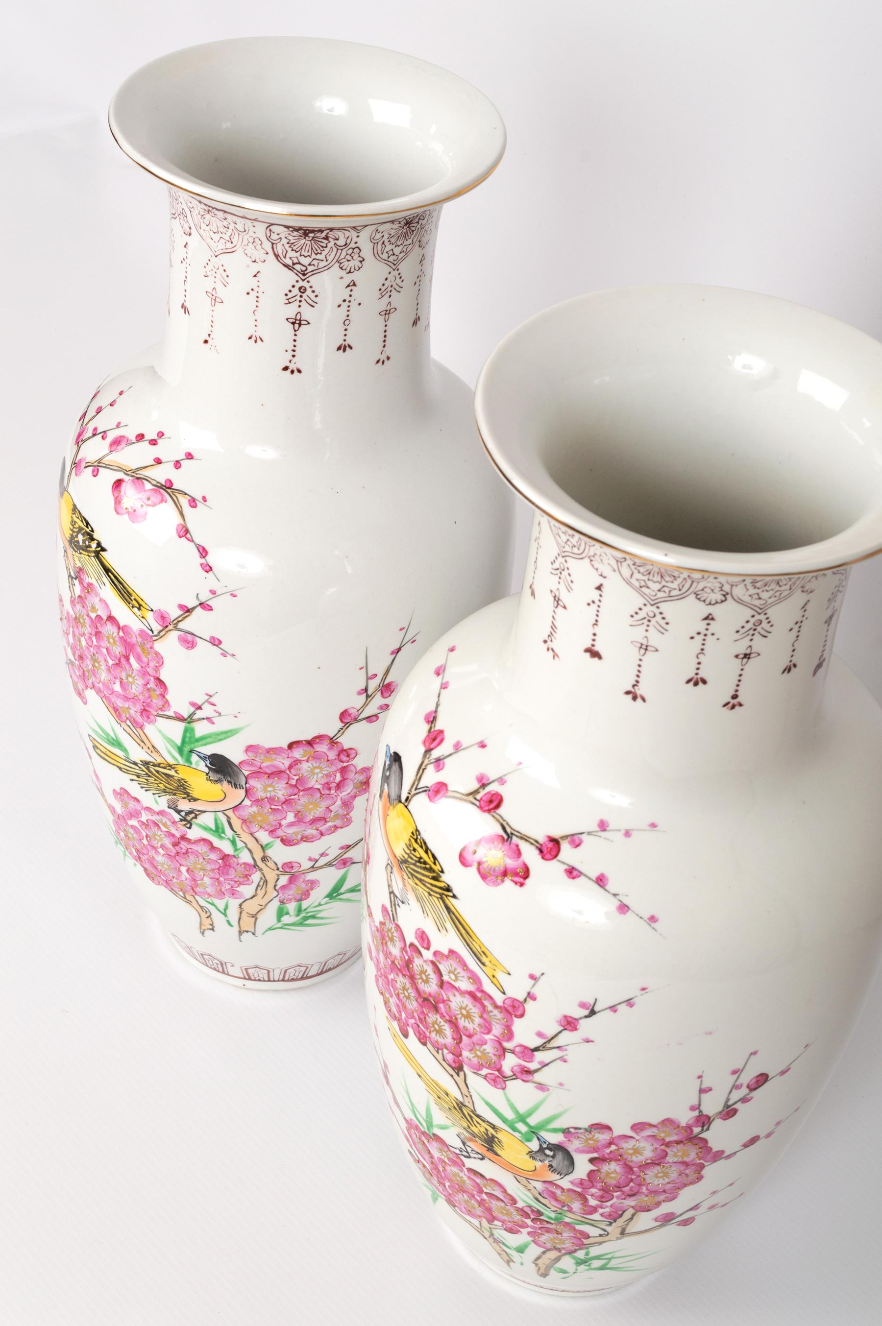 20ième siècle Paire de grands vases balustres en porcelaine Famille Rose  Birds & Blossom  de Chine en vente