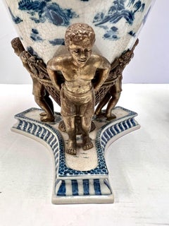 Coppia di urne alte Chinoiserie blu e bianche con supporti figurati in bronzo