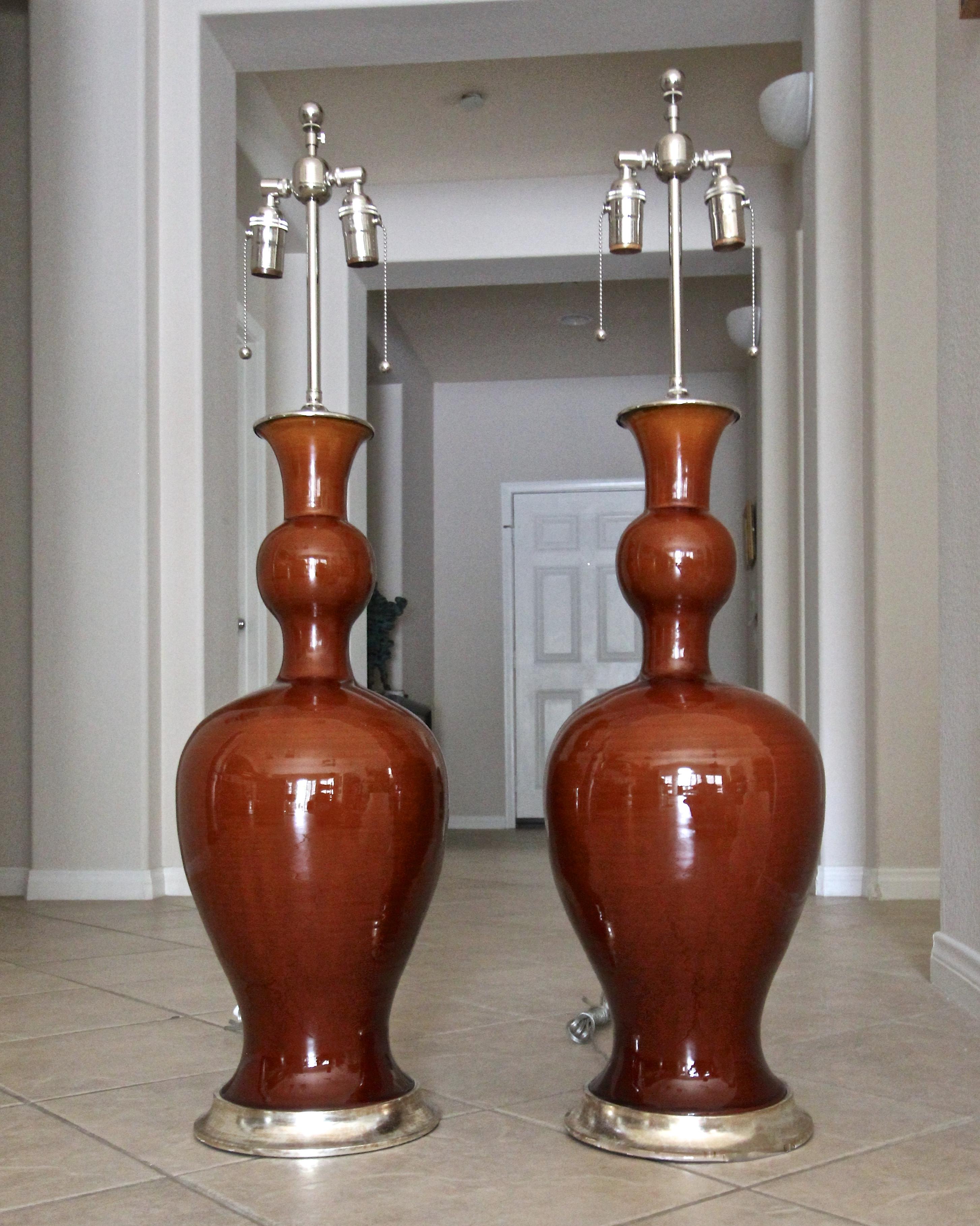 Large pair of reddish brown handcrafted ceramic table lamps, with white gold water gilt wood turned bases by Christopher Spitzmiller, model 