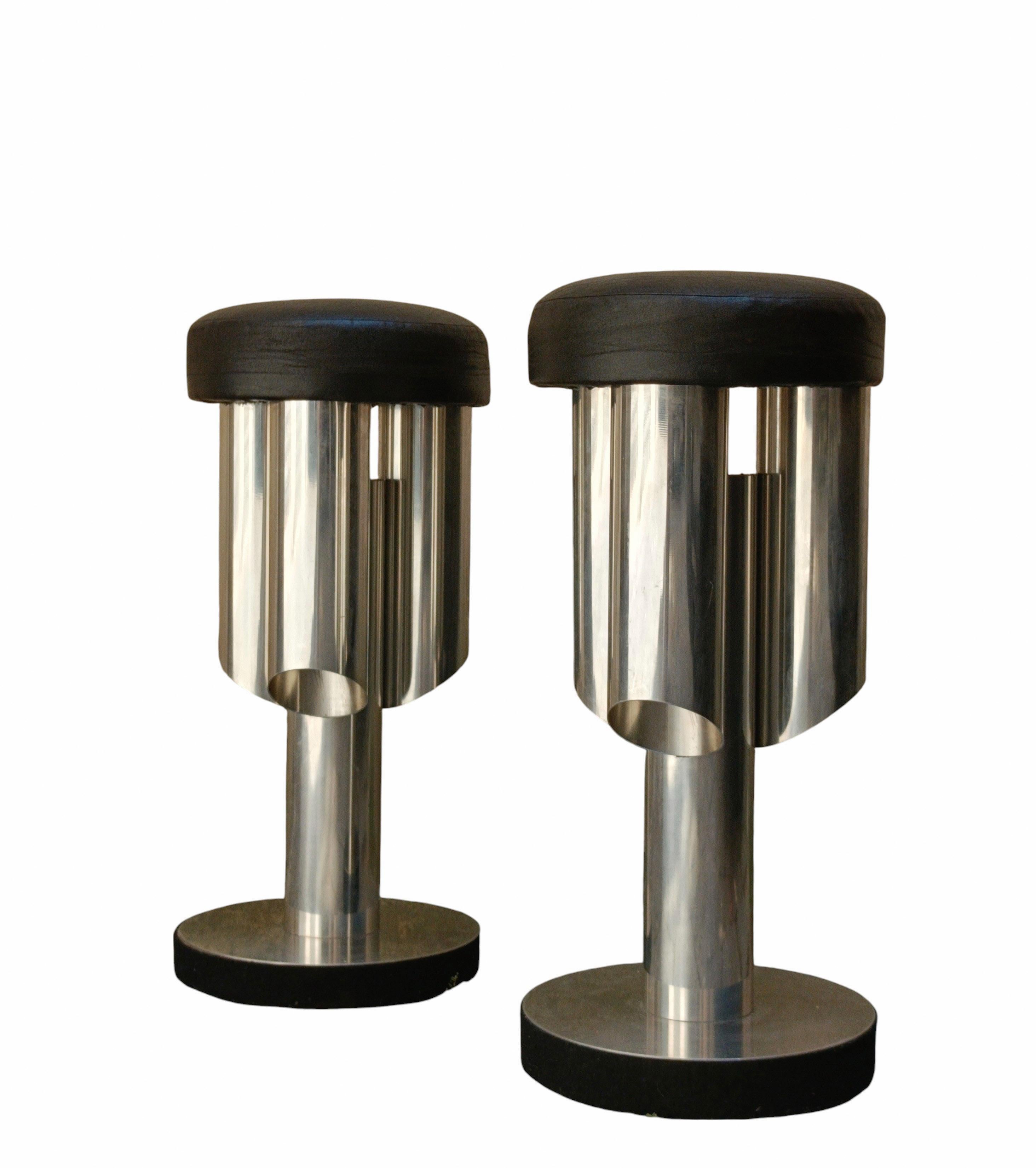  Coppia di sgabelli alti da bar, realizzati in Italia negli anni Settanta. Das Gestell ist aus Aluminium, die Sitzfläche ist gefliest und mit Nirosta-Stoff bezogen.