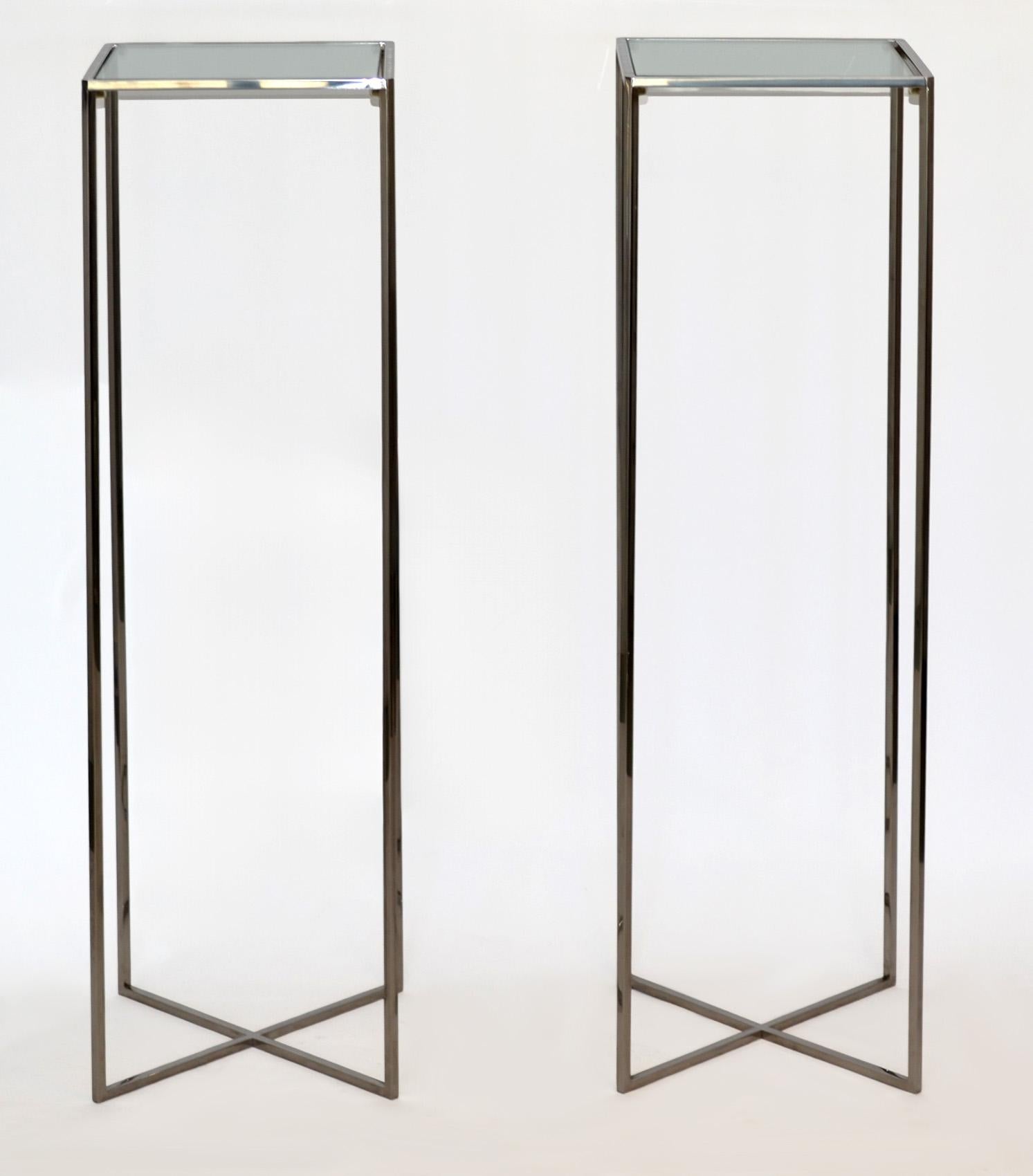 Paire de grands guéridons en acier chromé et verre de style moderniste, années 1980
Design/One rectiligne en acier chromé lourd et épuré avec base en X et plateaux en verre encastrés.
Art déco, Bauhaus ou designs contemporains modernistes. Le prix