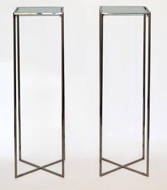 Pareja de pedestales altos de acero cromado y cristal de estilo modernista, años 80