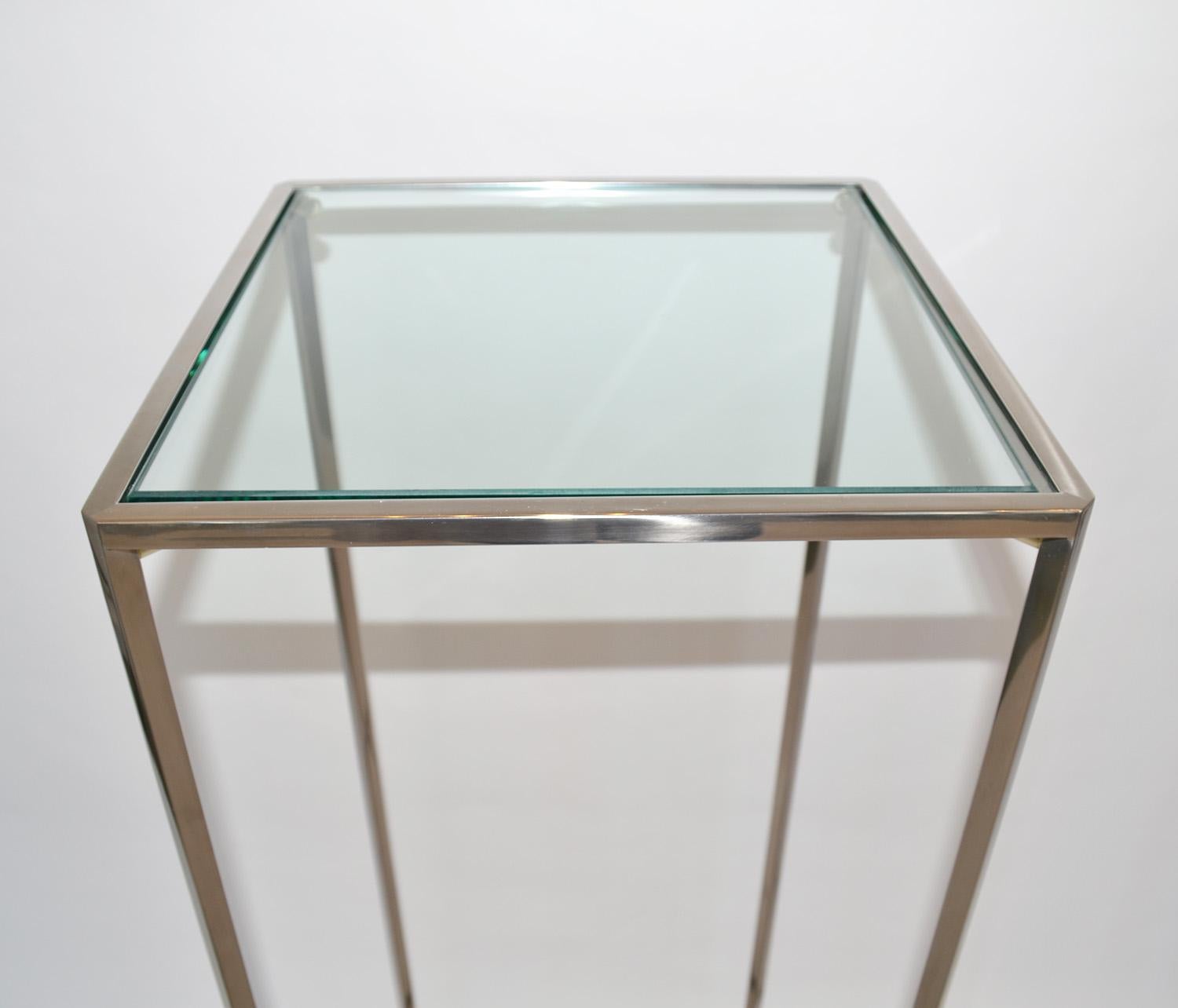 Art déco Paire de grands guéridons en acier chromé et verre de style moderniste, années 1980 en vente