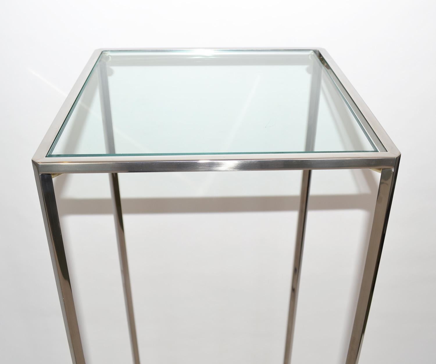 Américain Paire de grands guéridons en acier chromé et verre de style moderniste, années 1980 en vente