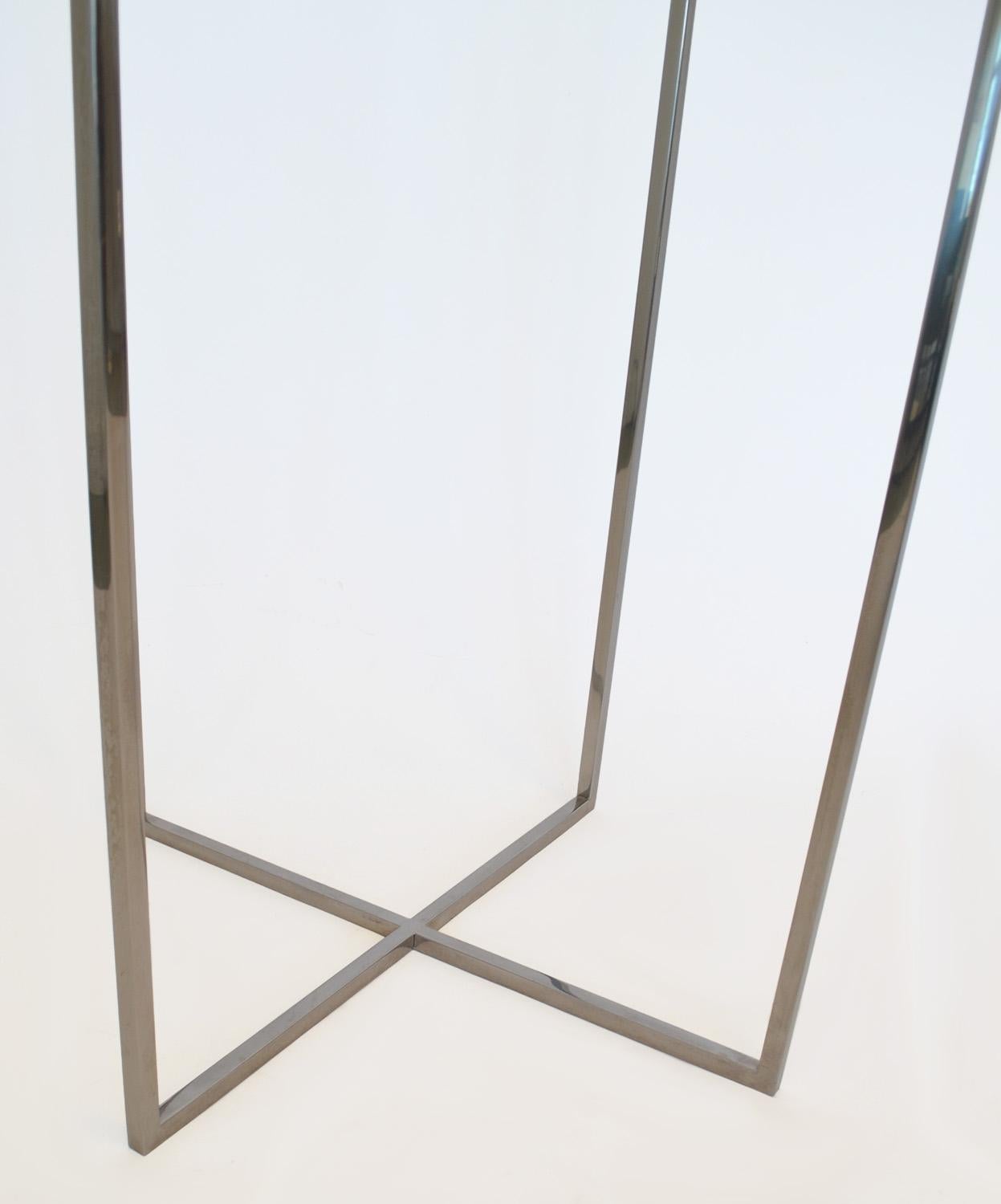 Acier Paire de grands guéridons en acier chromé et verre de style moderniste, années 1980 en vente