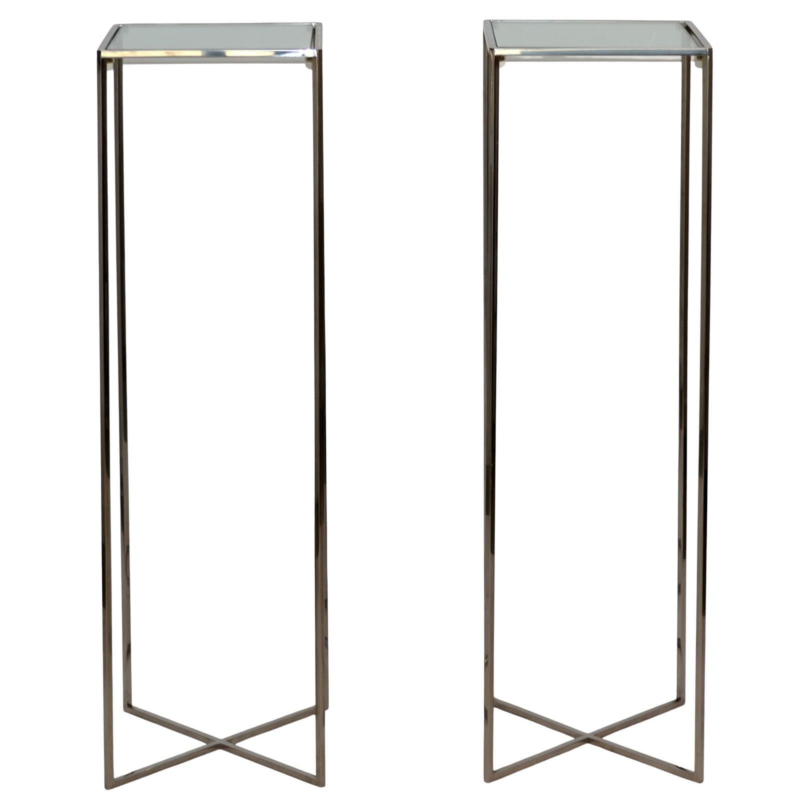 Paire de grands guéridons en acier chromé et verre de style moderniste, années 1980 en vente