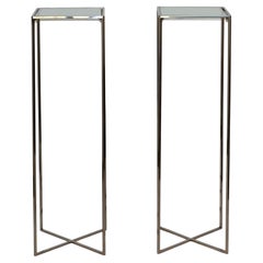Paire de grands guéridons en acier chromé et verre de style moderniste, années 1980