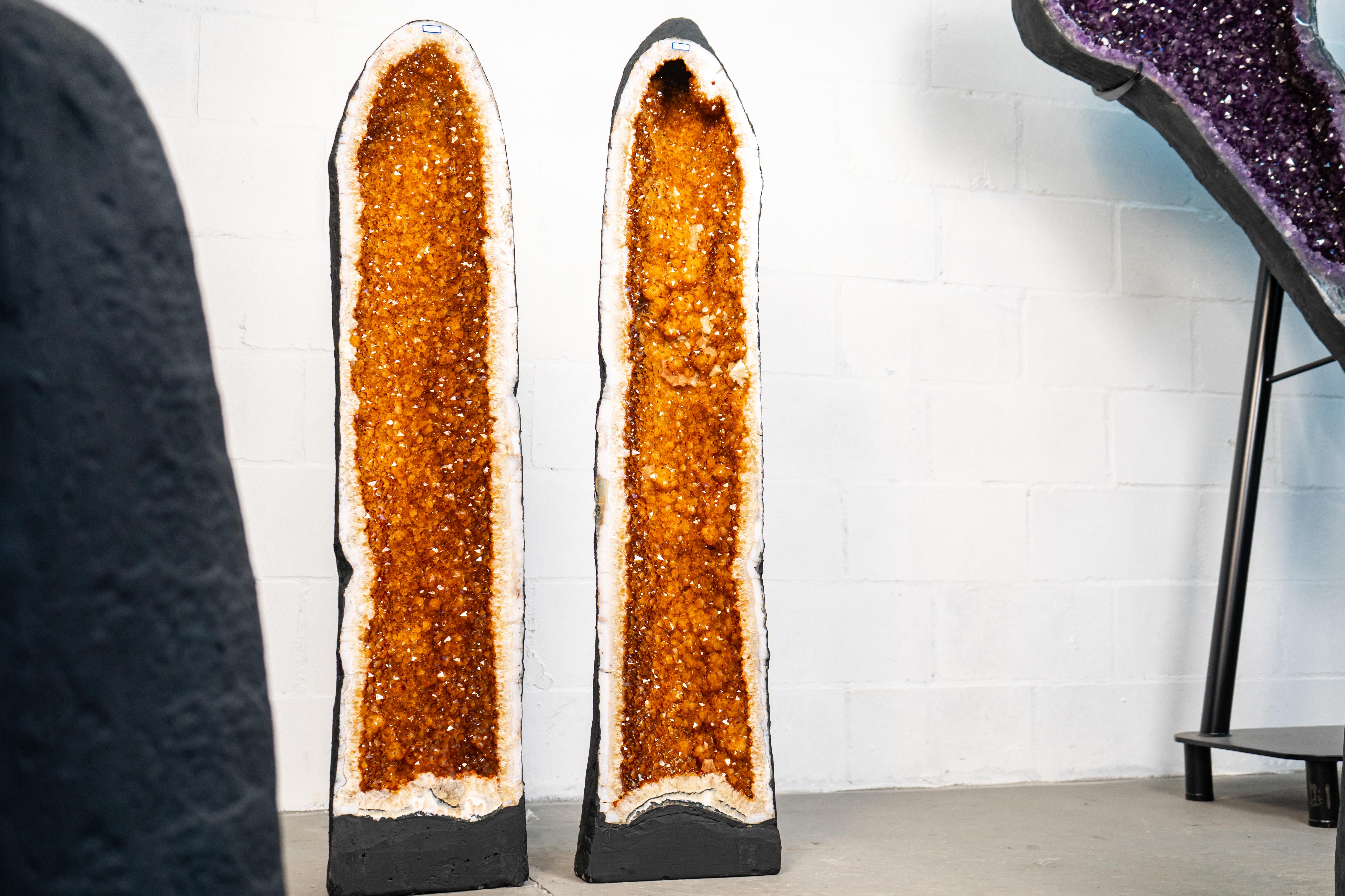 Paire de grandes géodes de citrine avec formation symétrique rare et druzy orange étincelante

▫️ Description ▫️ 

De temps en temps, la nature se surpasse, comme avec cette paire exceptionnelle de géodes de citrine. Avec leur druzy orange doré et