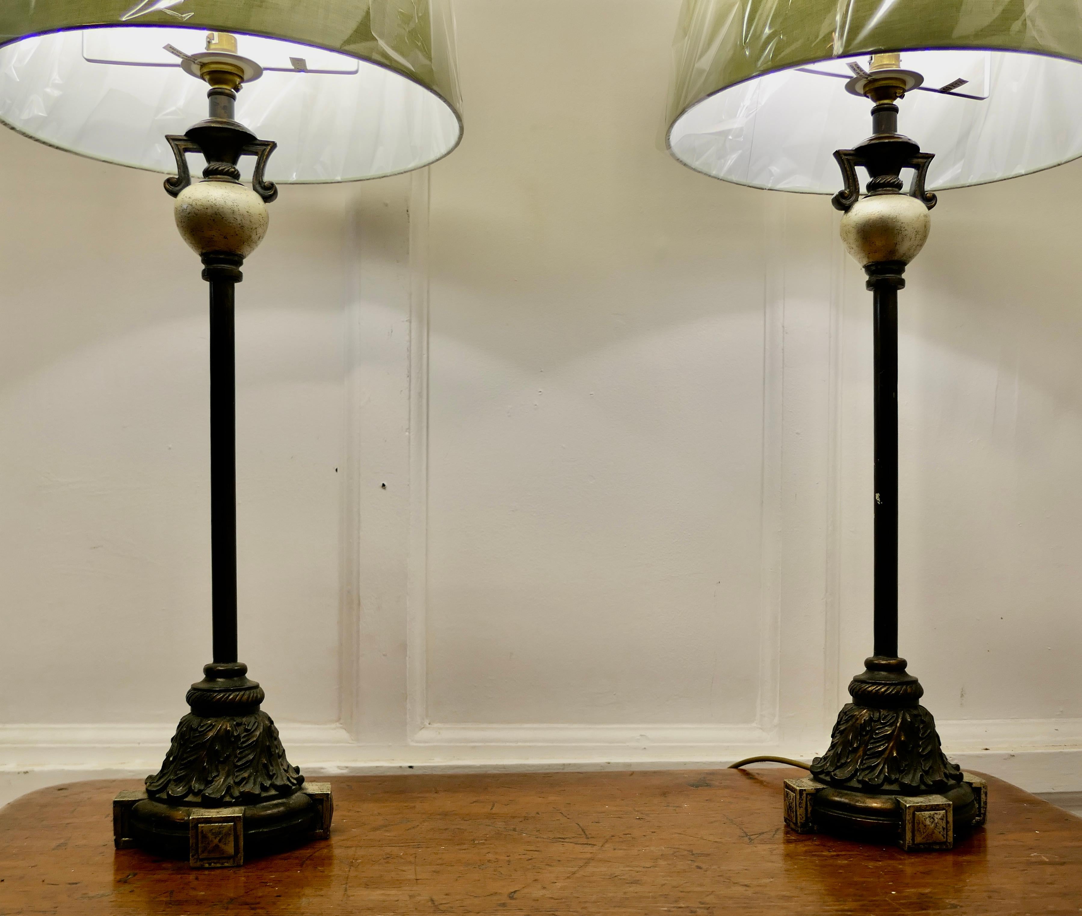 Grec classique Paire de  Grandes lampes de table à colonne de style Classic  Une paire très élégante  en vente