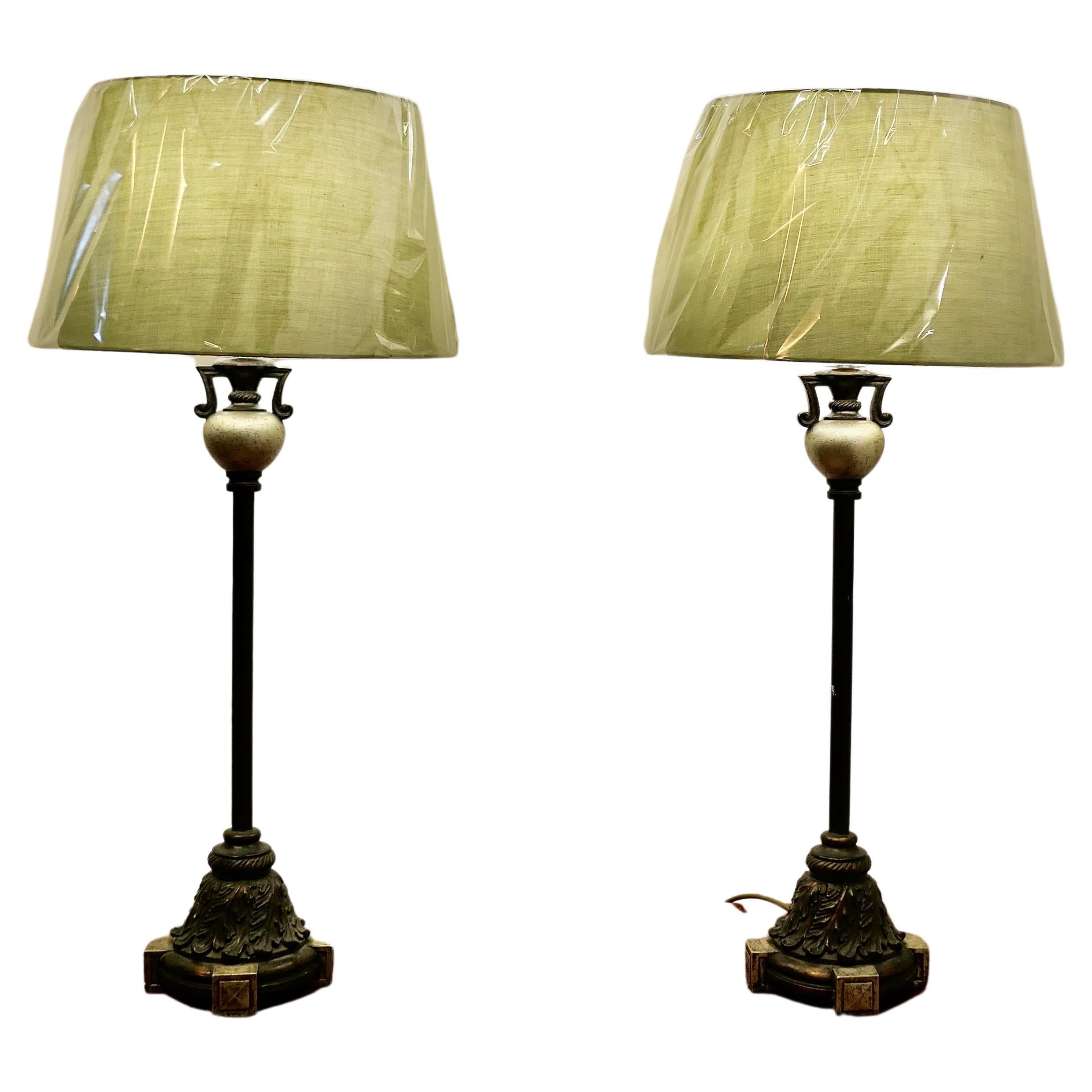 Paire de  Grandes lampes de table à colonne de style Classic  Une paire très élégante 