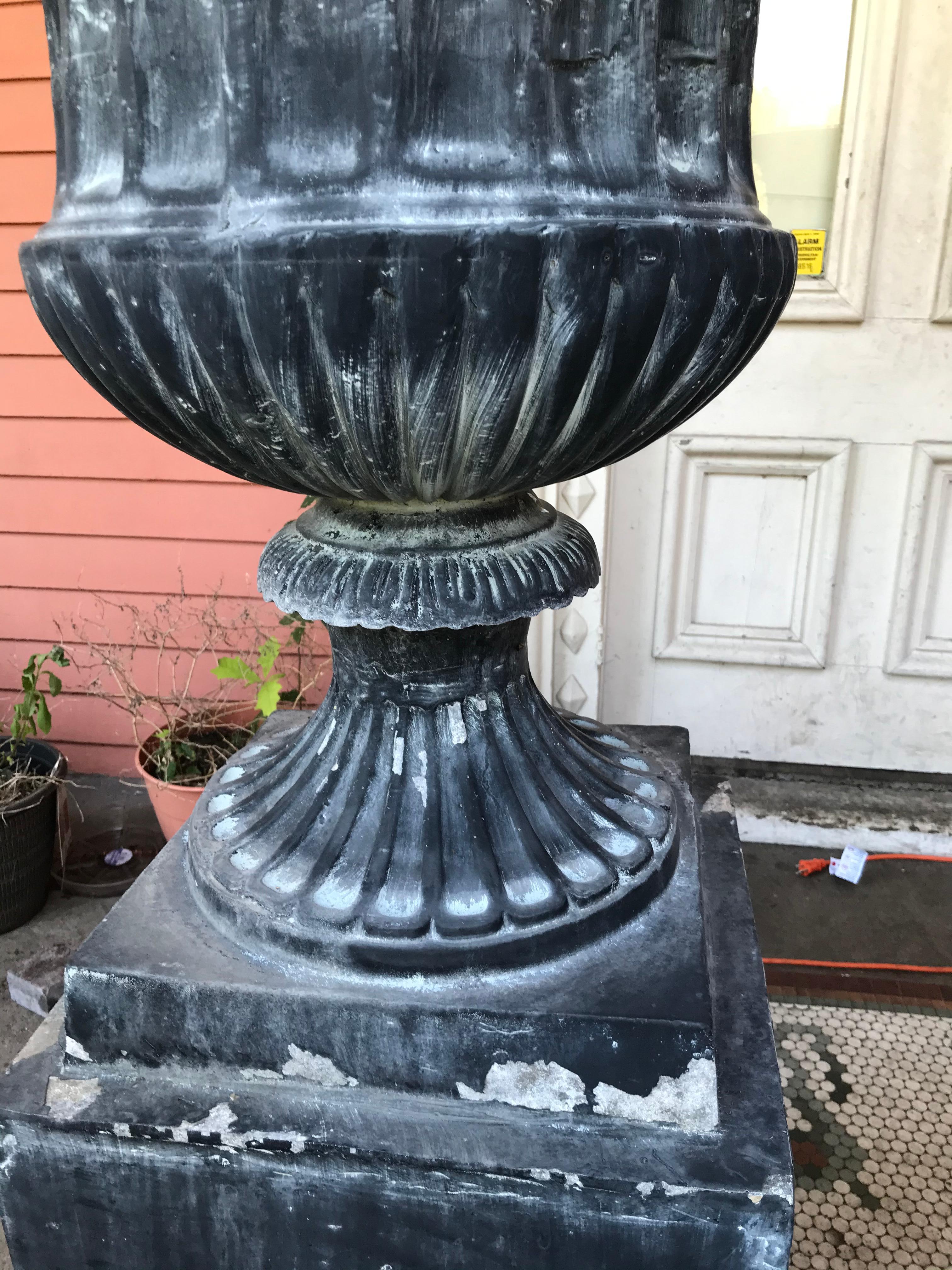 Pareja de altas urnas de jardín de metal estriado de estilo clásico sobre peanas en venta 4