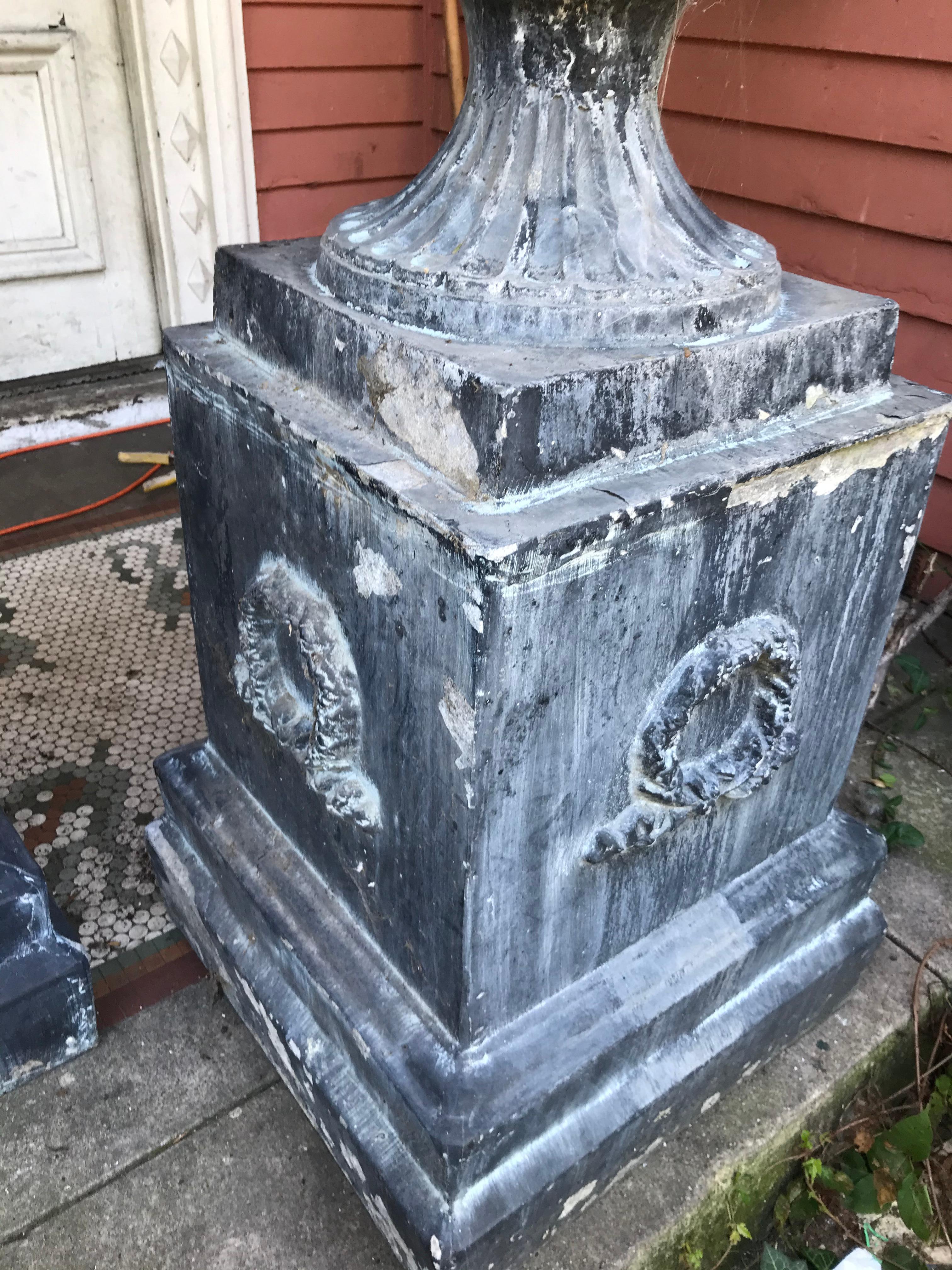 Paire de grandes urnes de jardin en métal cannelé de style classique sur pied en vente 6